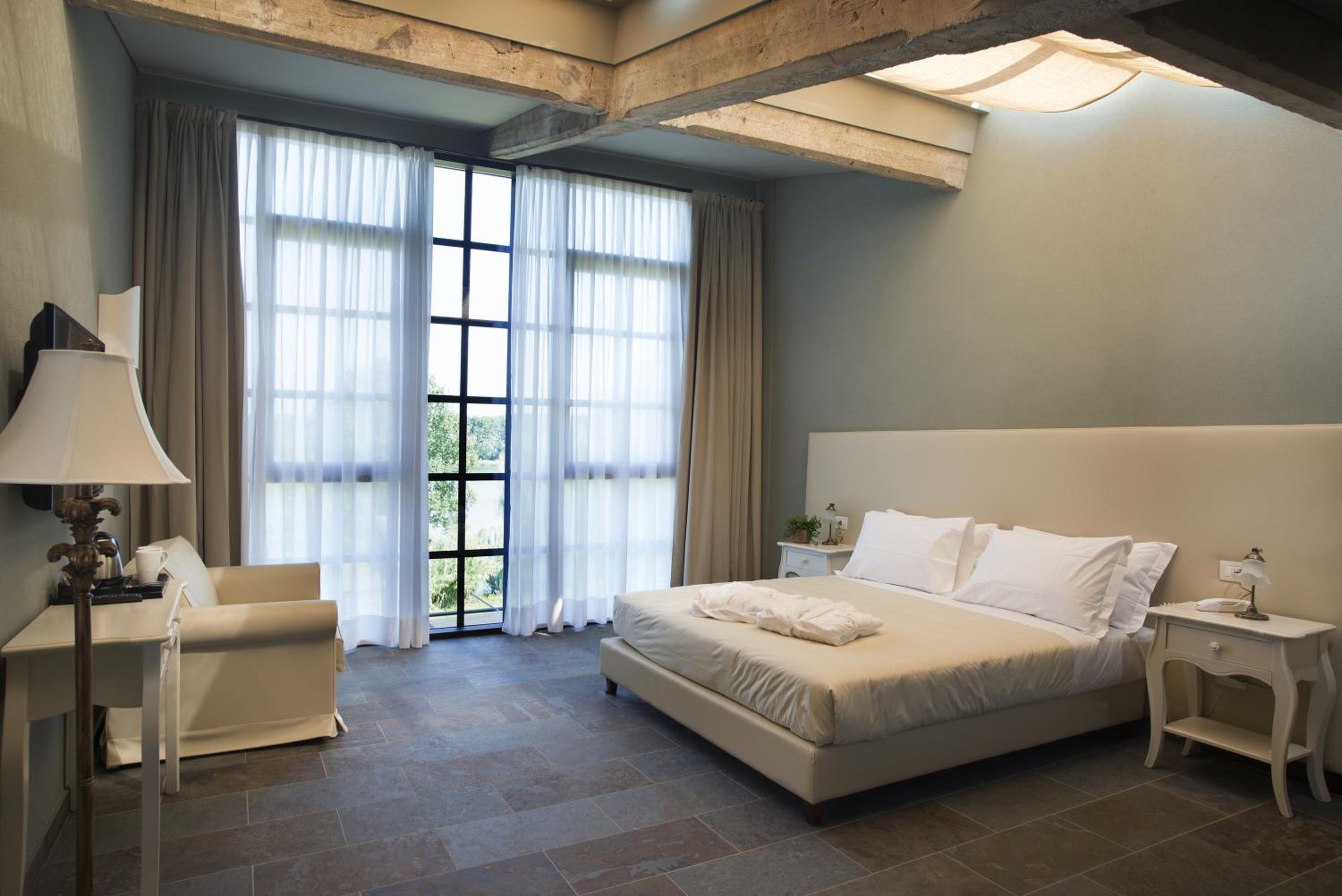 King Room with Lake View photo 2