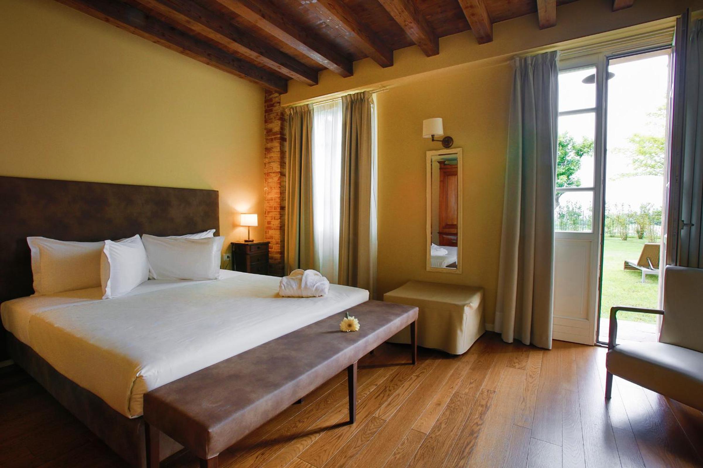 Double Room with Terrace and Lake View photo 3