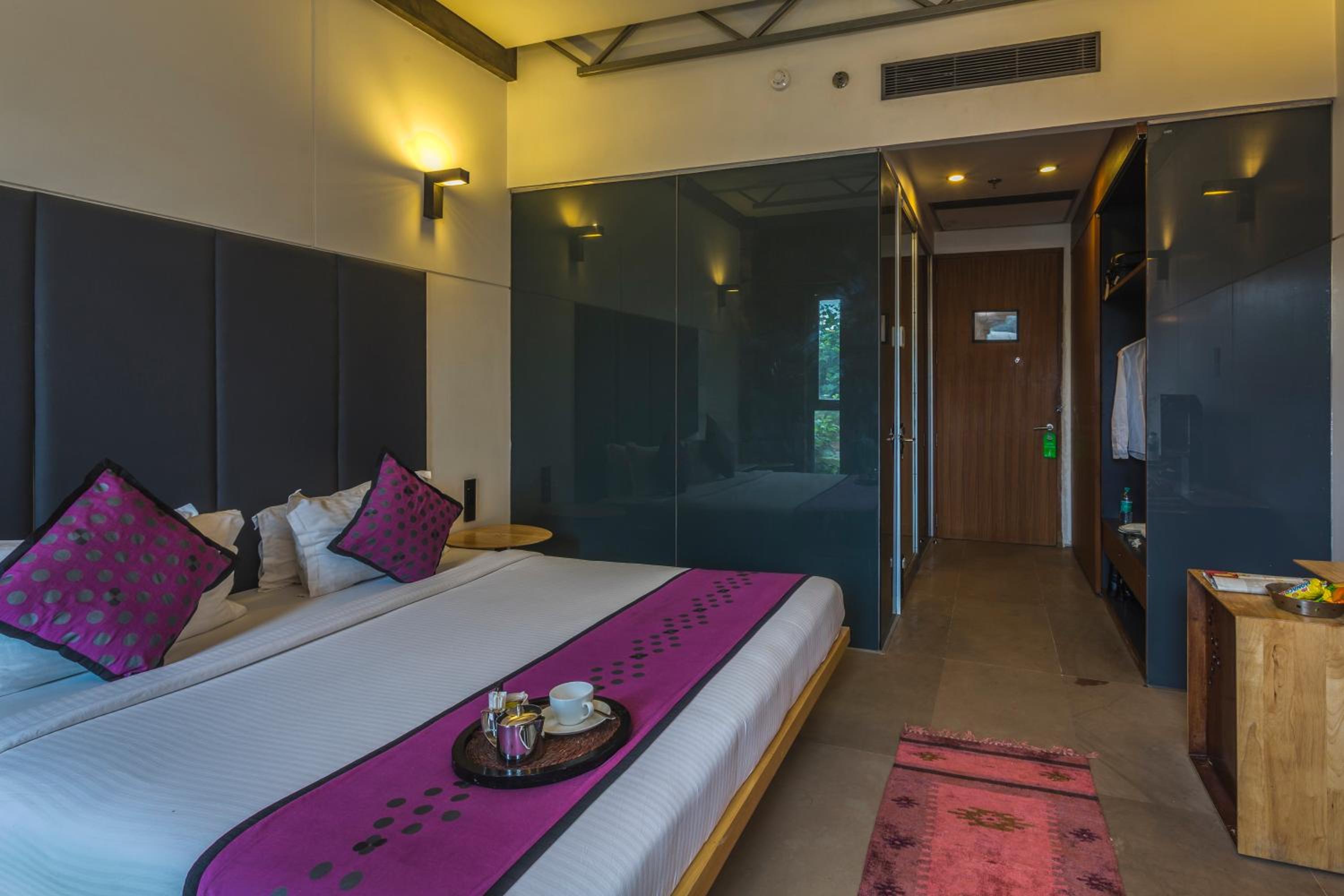 Deluxe Double Room with Balcony photo 2
