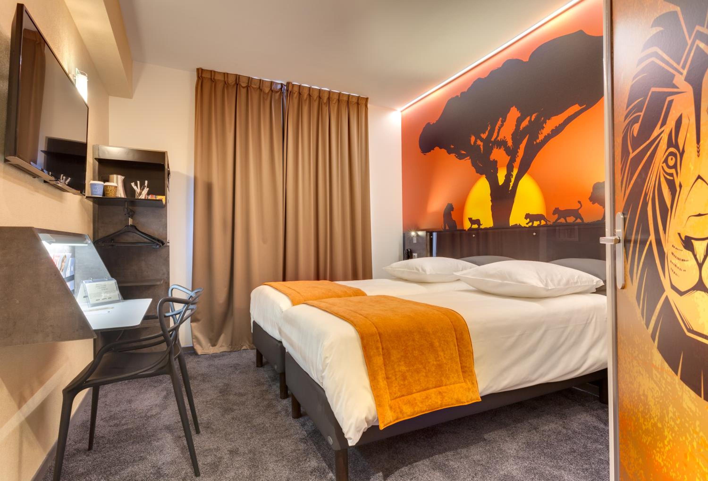 1 Double Bed  2 Single Beds - Photo 2