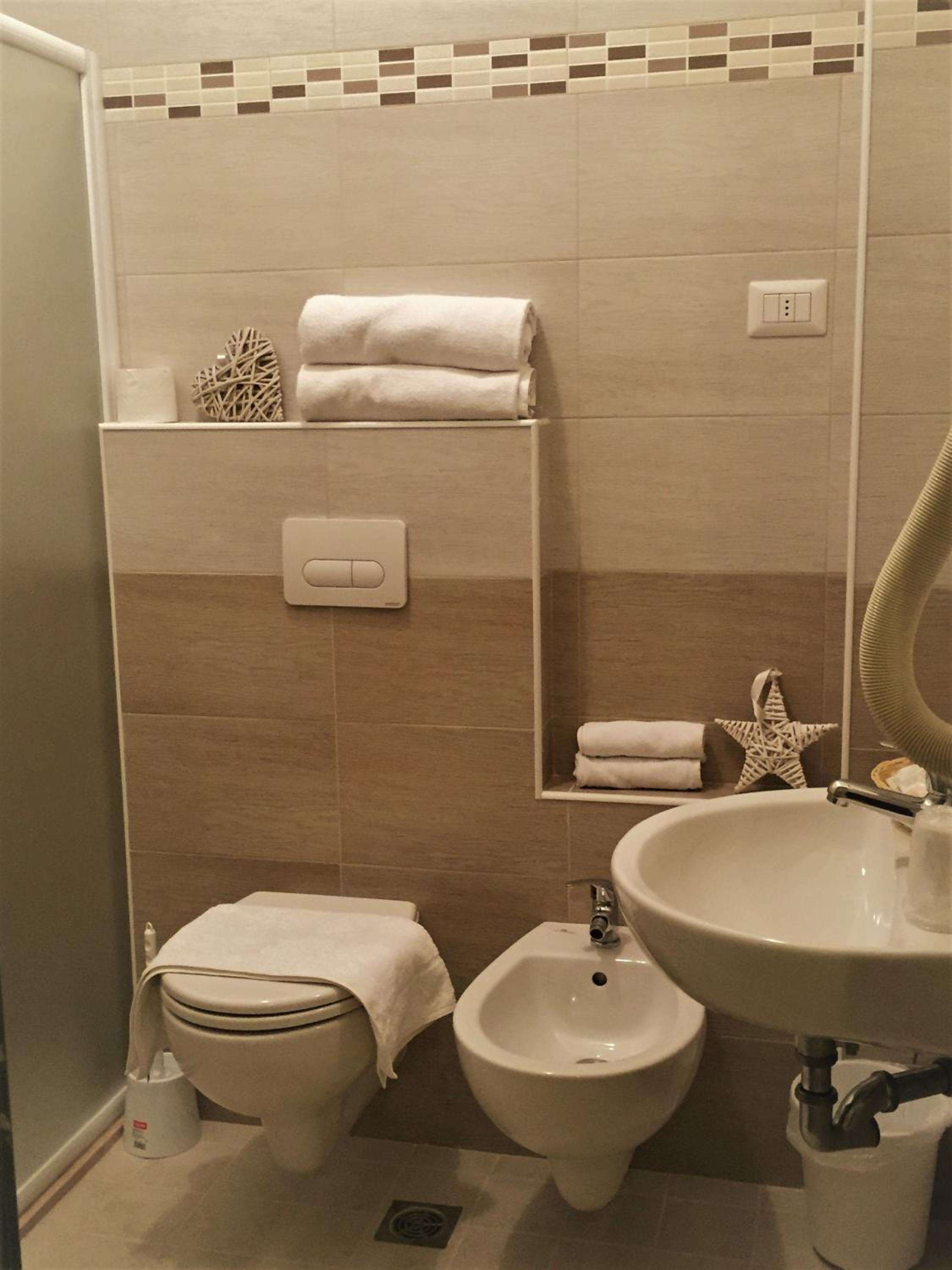 Double or Twin Room - Photo 6