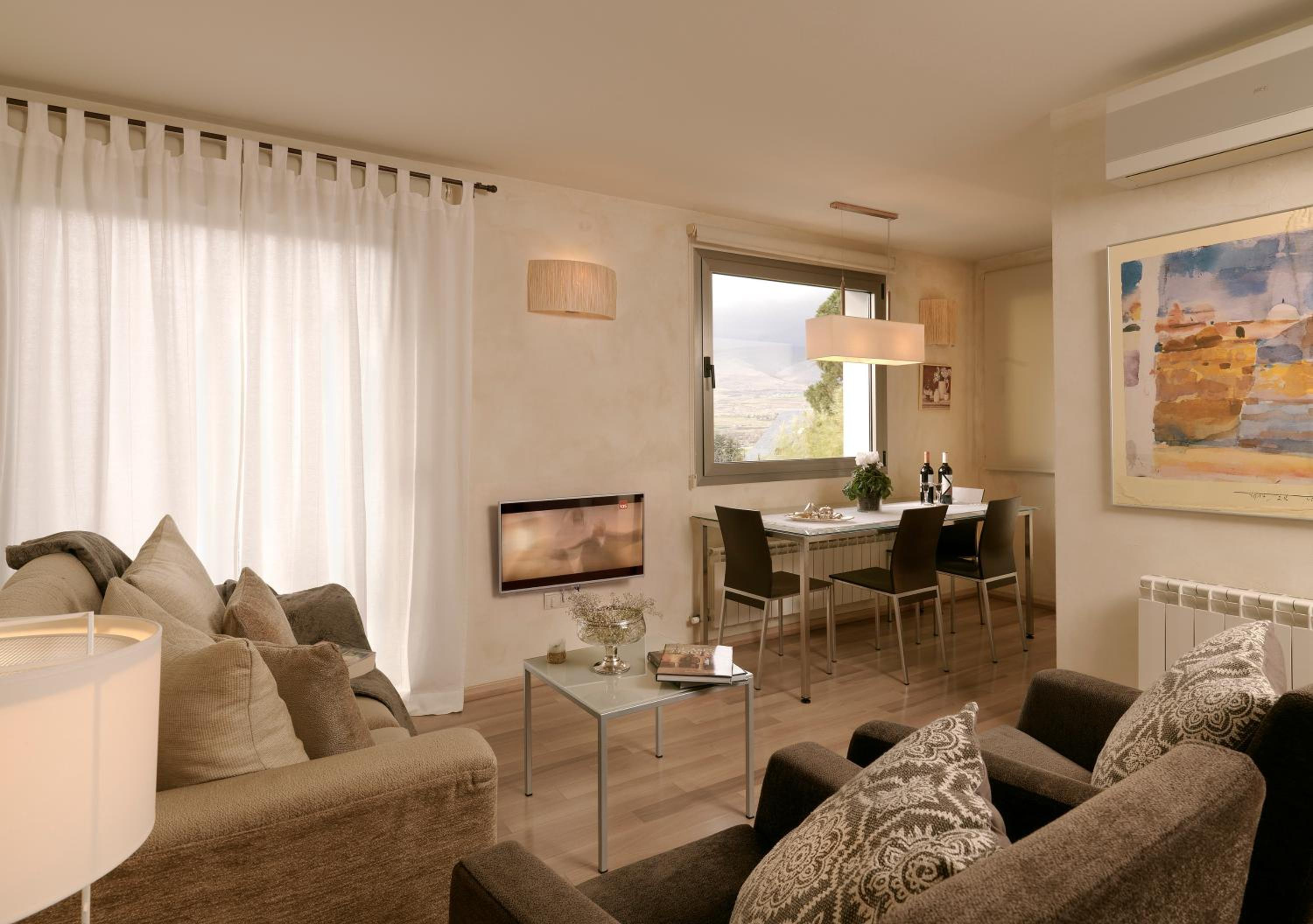 Apartamento de dos habitaciones con balcón y vista a la montaña