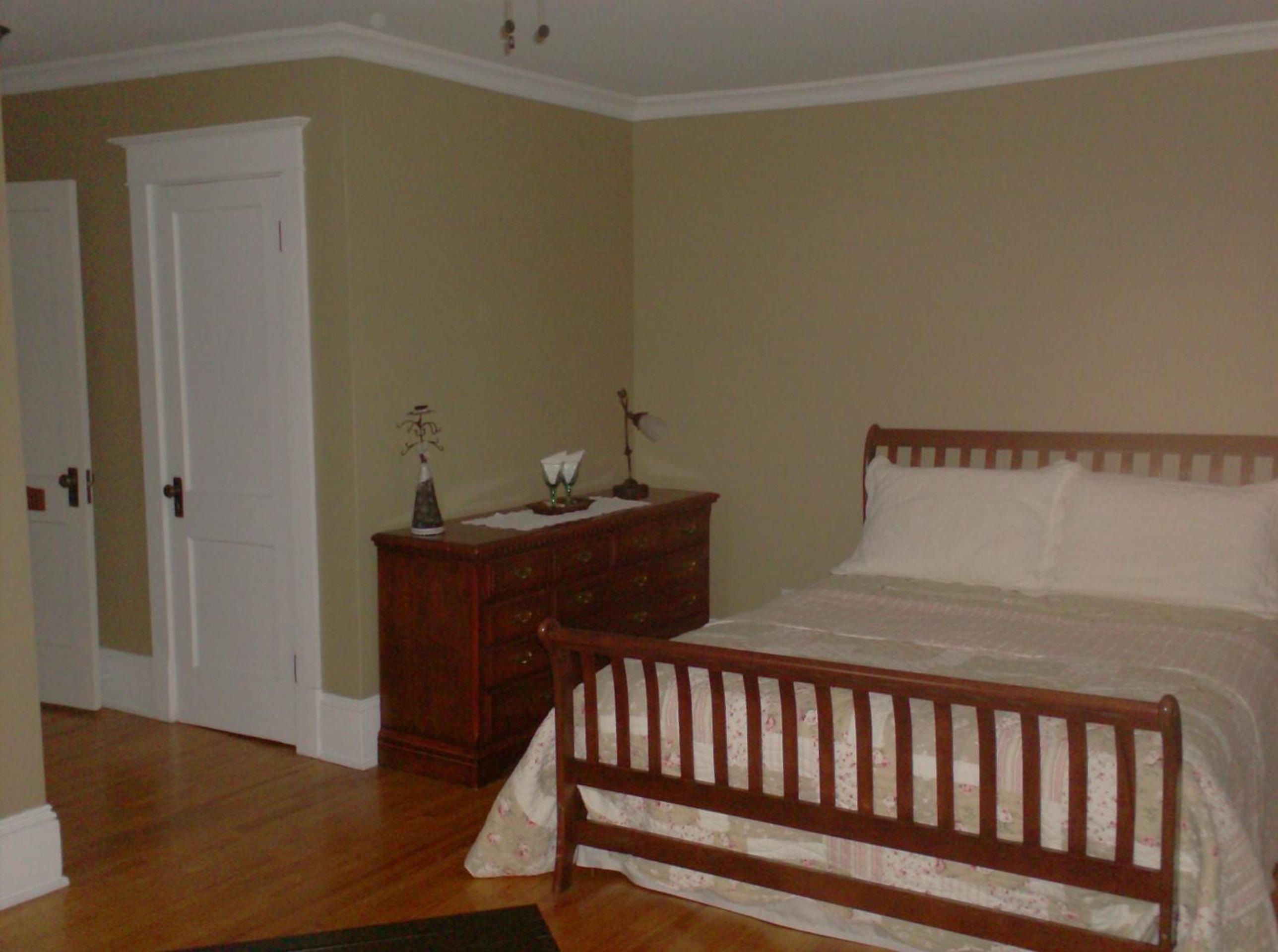 Queen Room with Bath photo 3