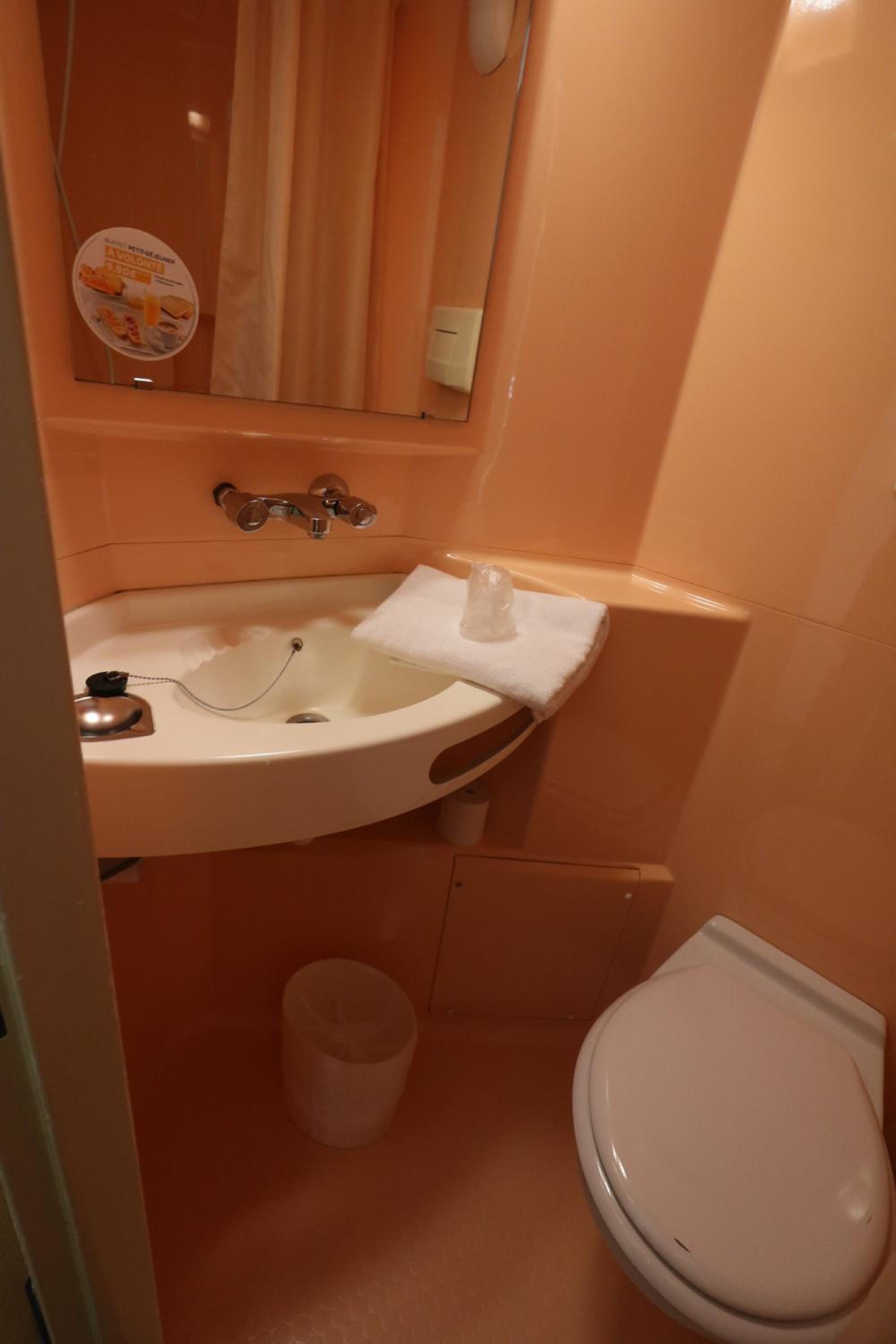 Twin Room - Photo 8
