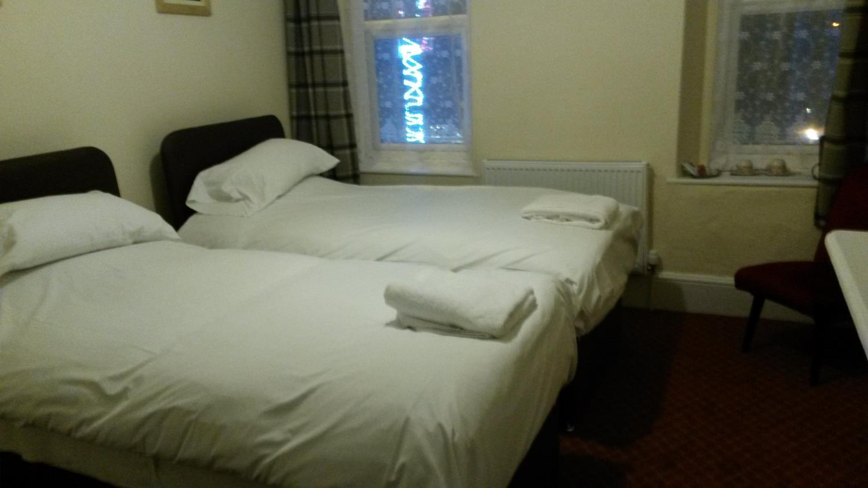 Twin Room with Private External Bathroom - Photo 2
