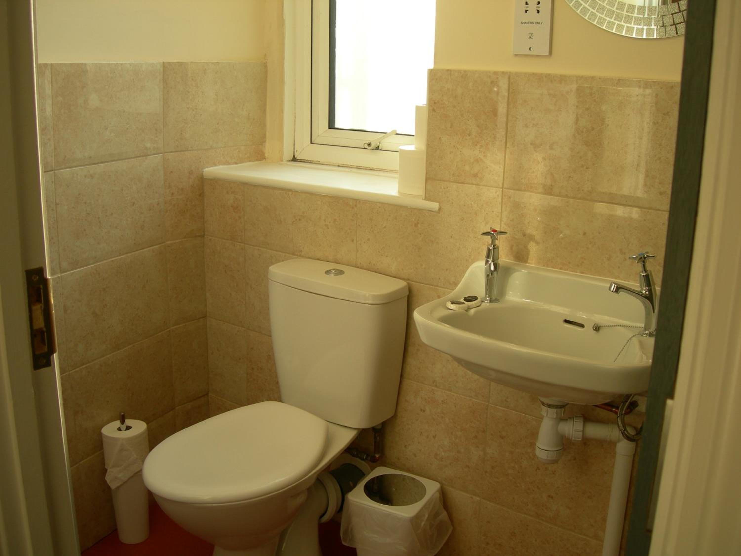 Twin Room with Private External Bathroom - Photo 3