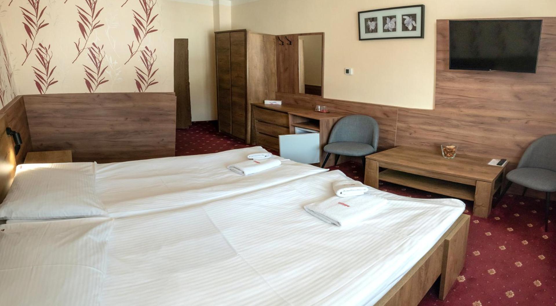 Double or Twin Room - Photo 4