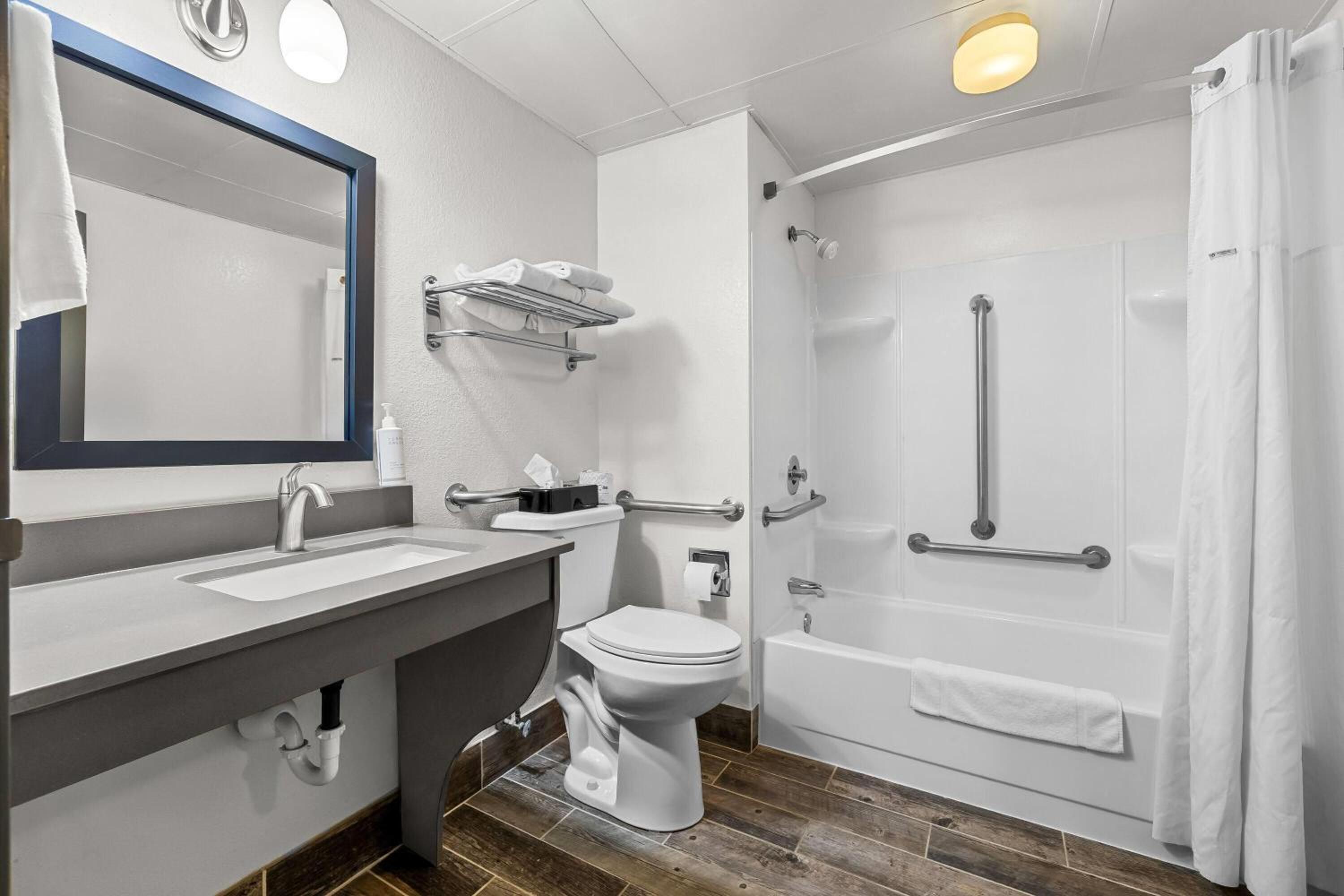 Deluxe Double Room with Two Double Beds - Disability Access - Non-Smoking - Photo 1