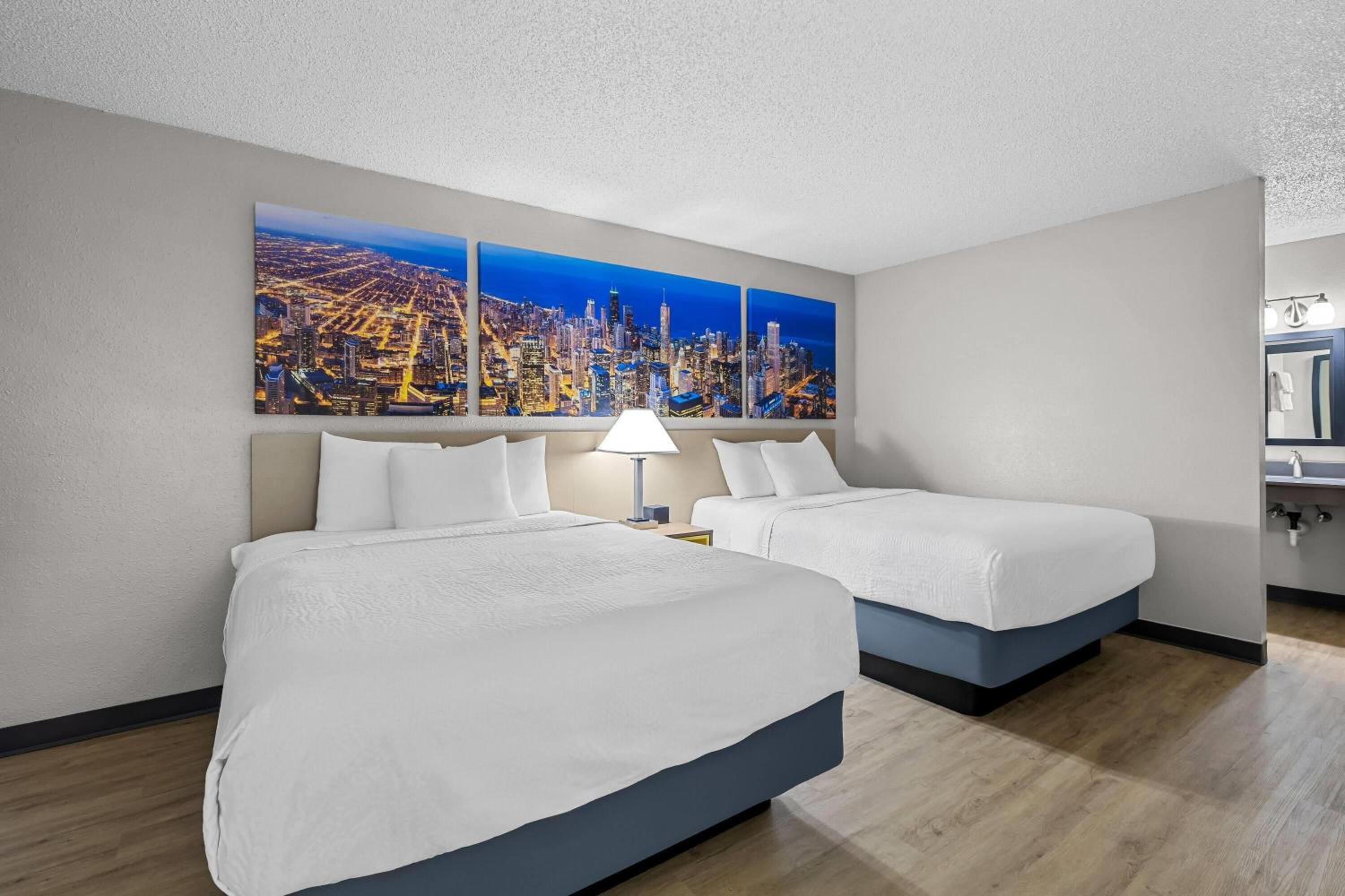 Queen Room with Two Queen Beds - Non-Smoking - Photo 2