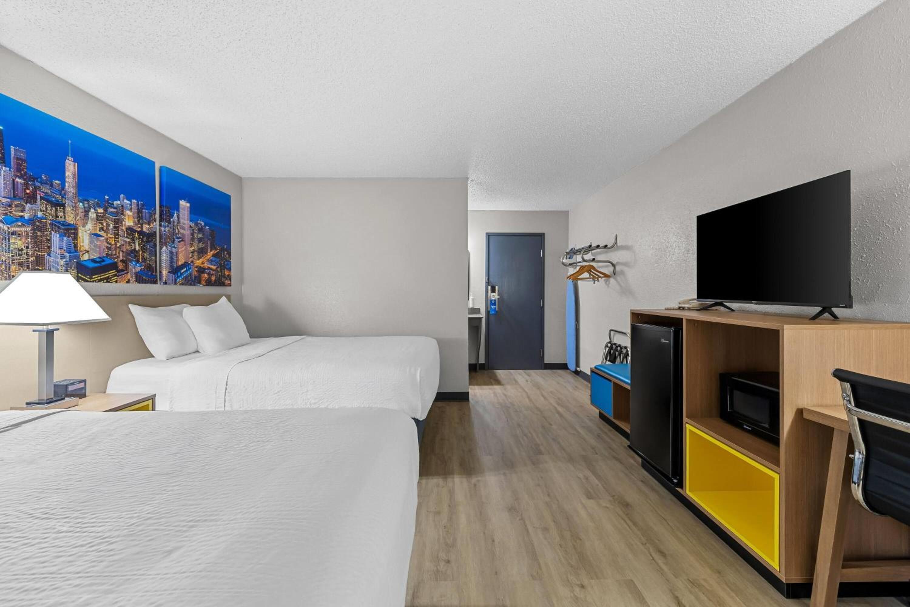 Queen Room with Two Queen Beds - Non-Smoking - Photo 3