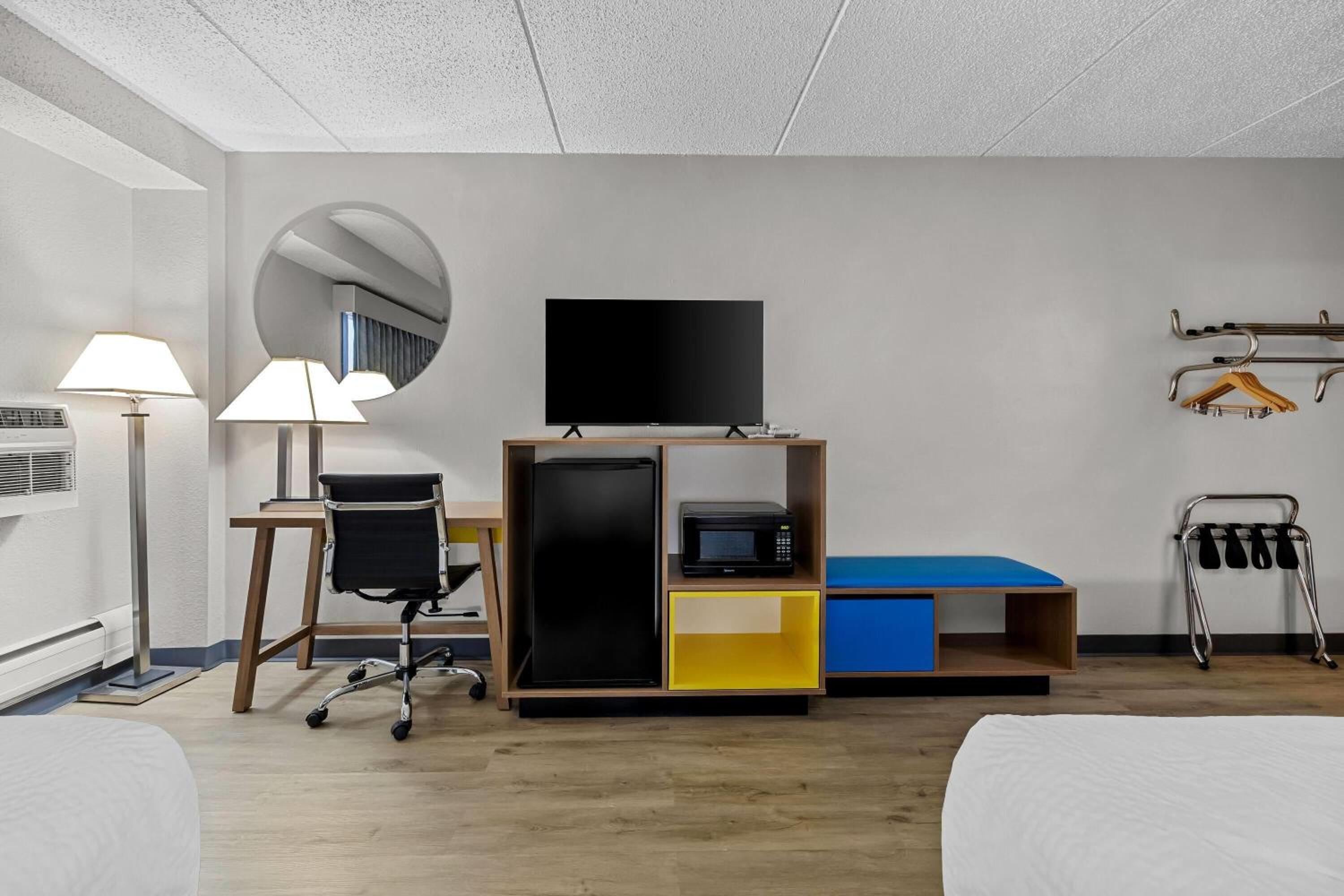 Deluxe Double Room with Two Double Beds - Disability Access - Non-Smoking - Photo 4
