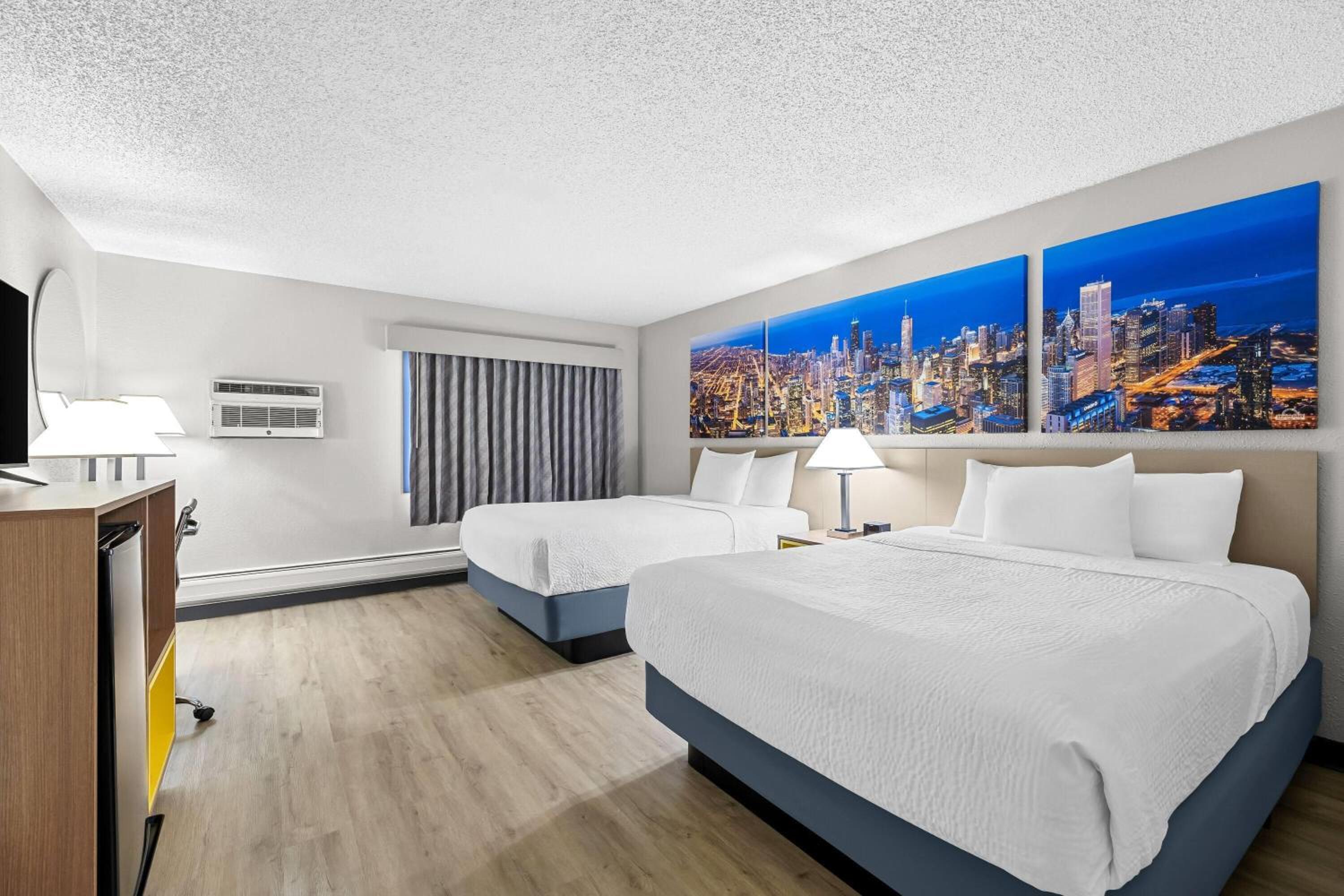 Queen Room with Two Queen Beds - Non-Smoking - Photo 4