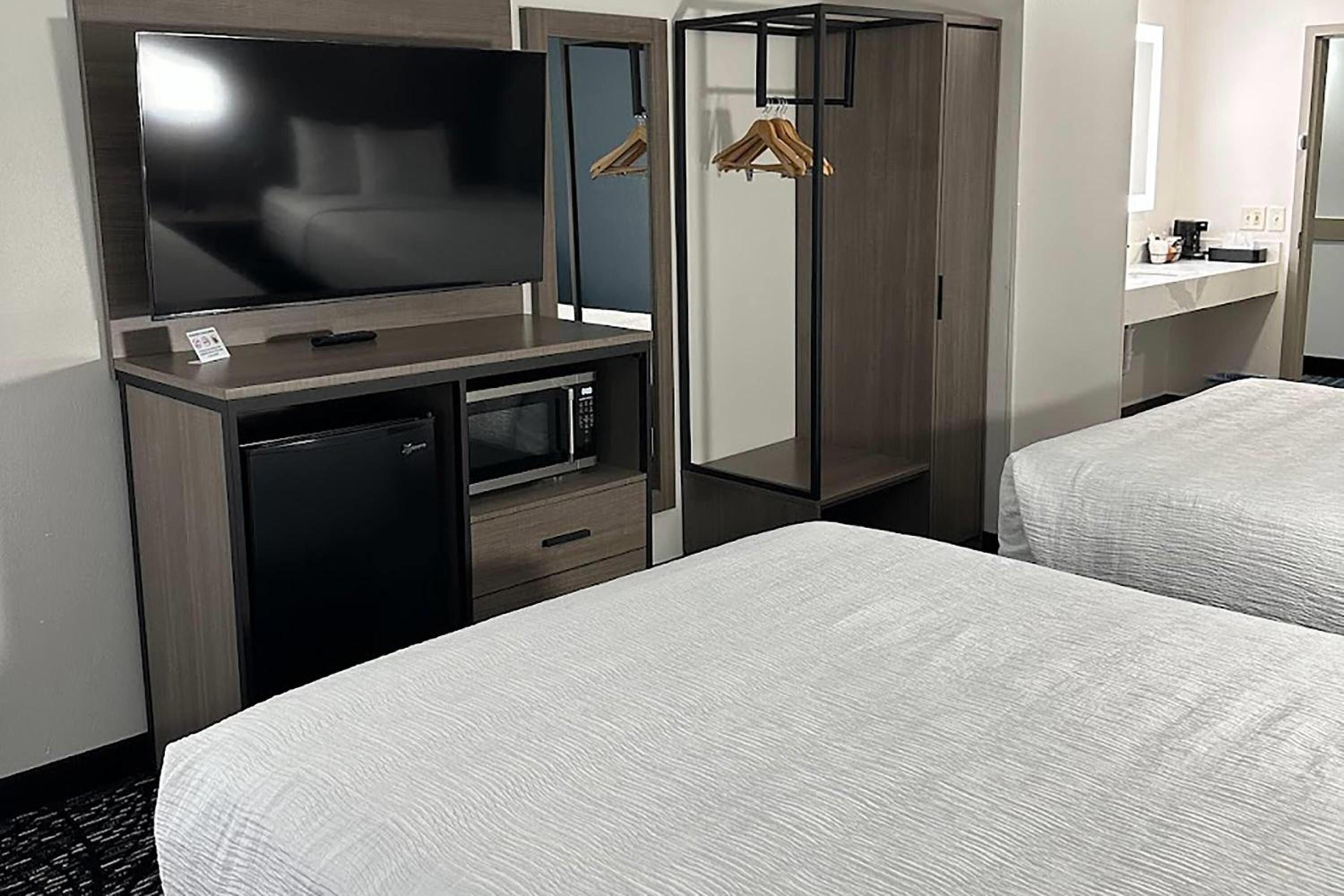Queen Room with Two Queen Beds - Non-Smoking - Photo 1