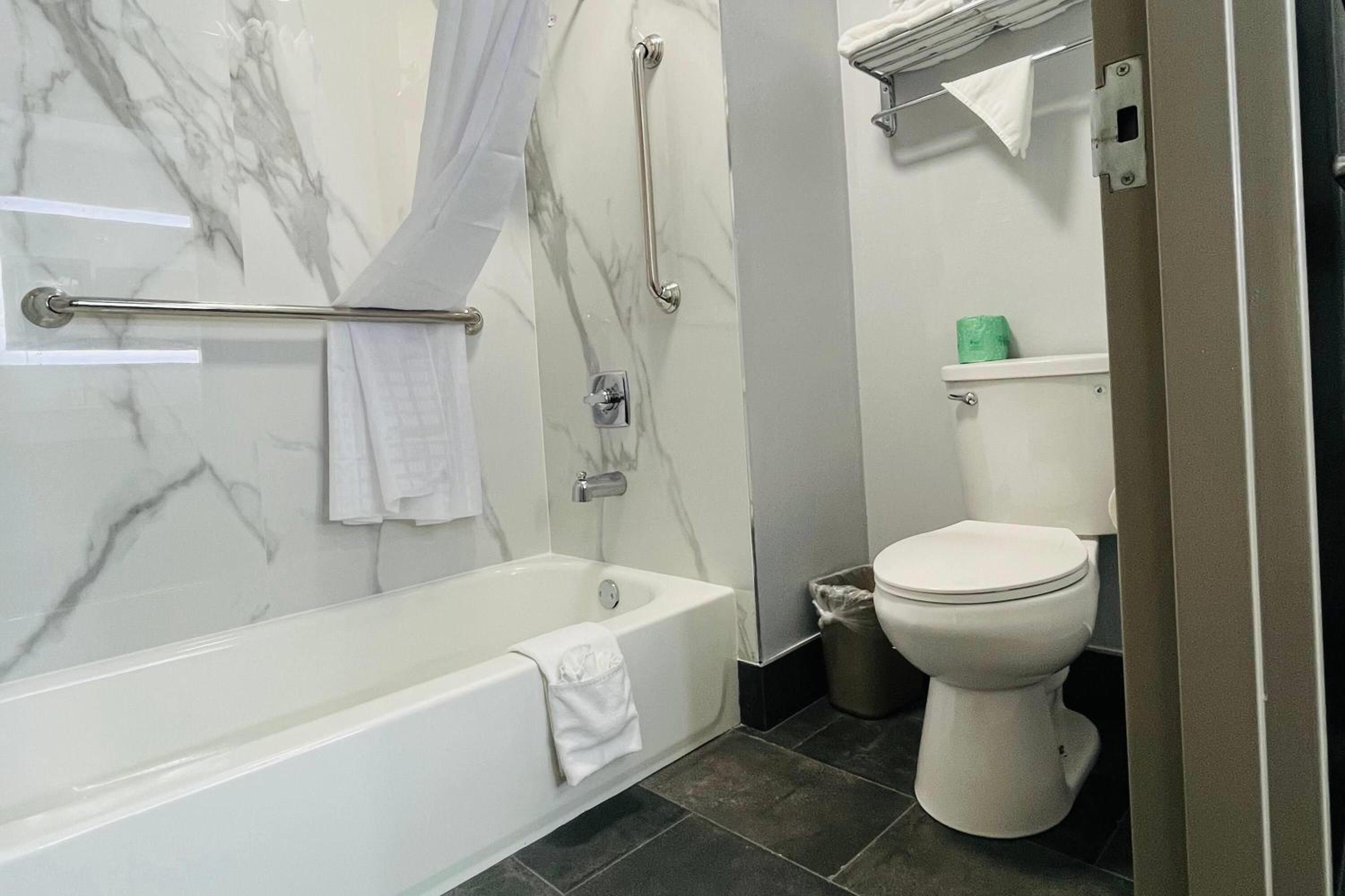 Queen Room with Two Queen Beds and Bath Tub - Mobility Accessible/Non-Smoking - Photo 2