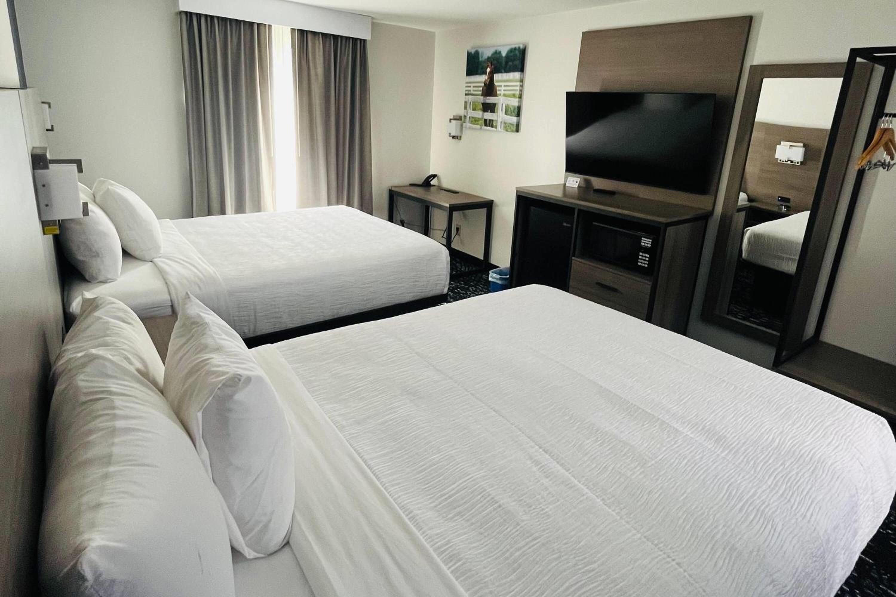 Queen Room with Two Queen Beds - Non-Smoking - Photo 2