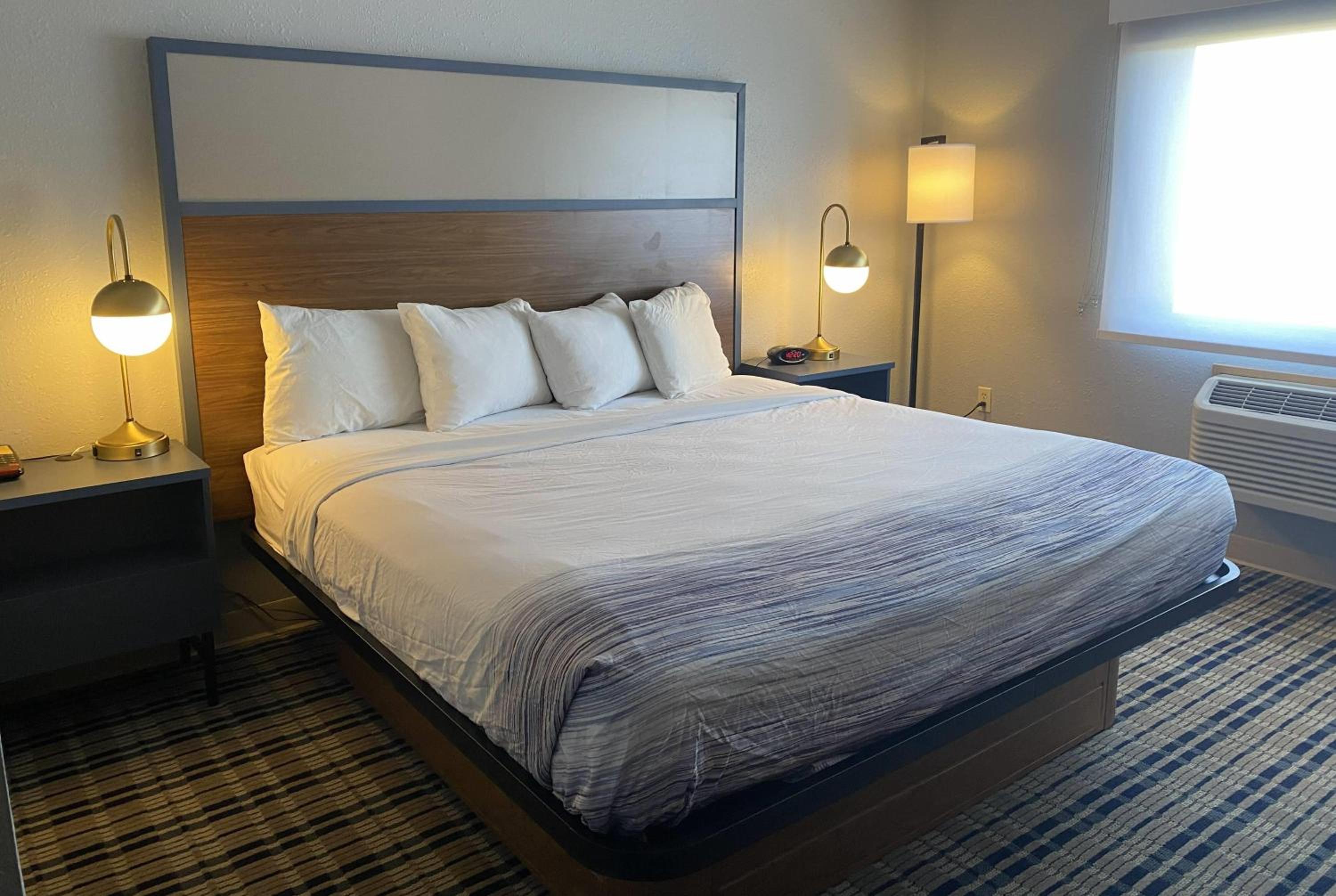 King Room with Roll-in Shower - Mobility Access/Non-Smoking