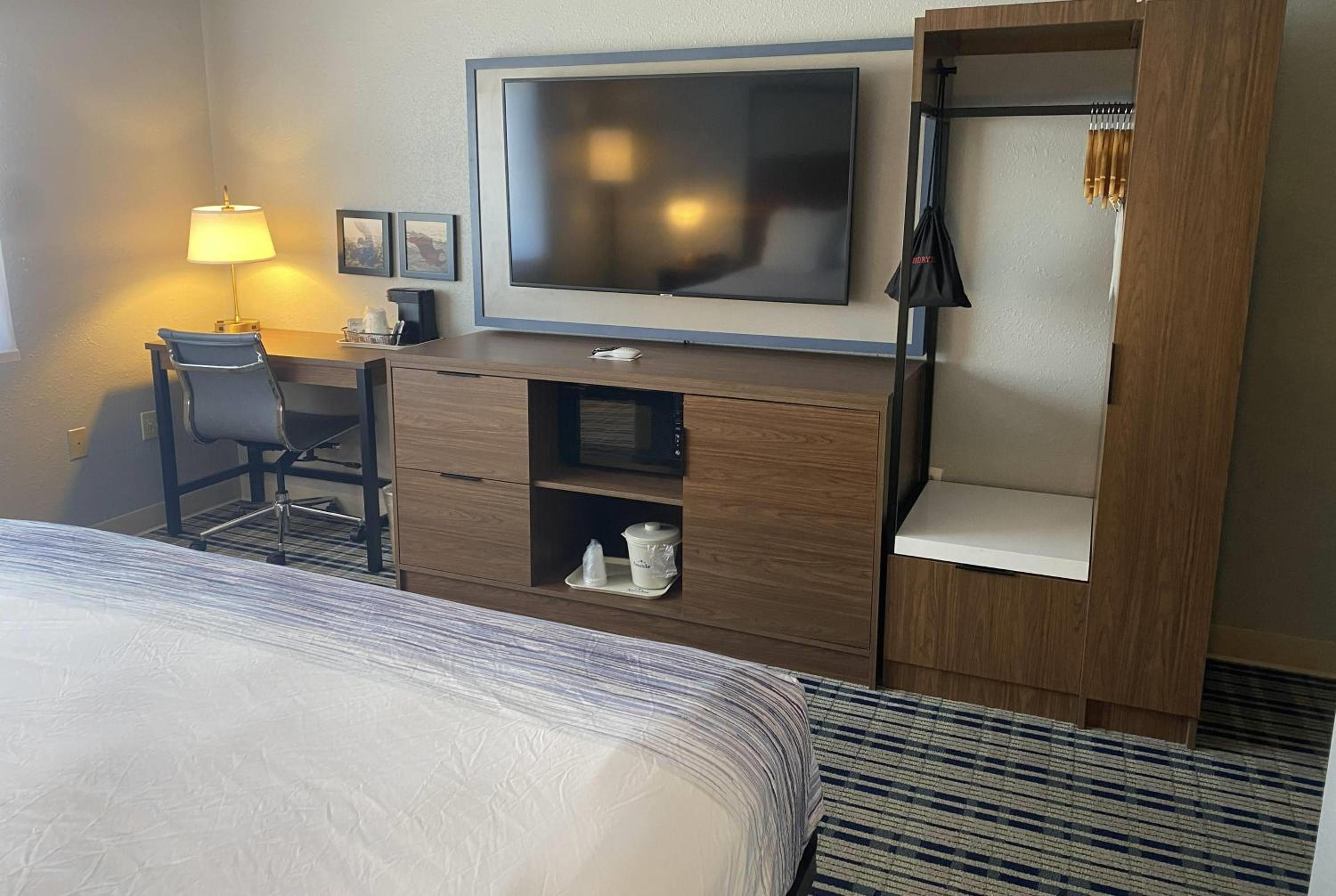 King Room with Roll-in Shower - Mobility Access/Non-Smoking