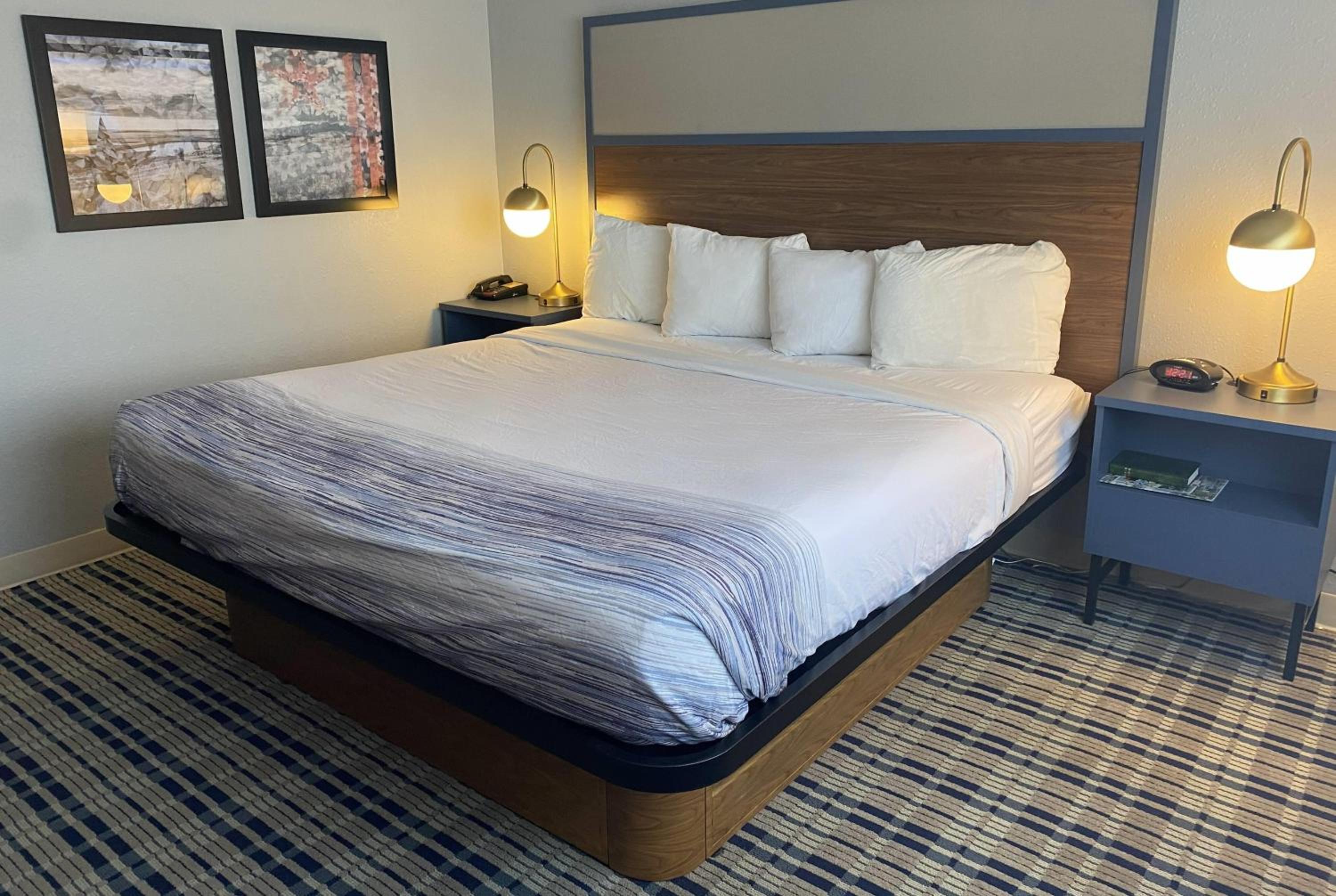 King Room with Roll-in Shower - Mobility Access/Non-Smoking thumbnail 5