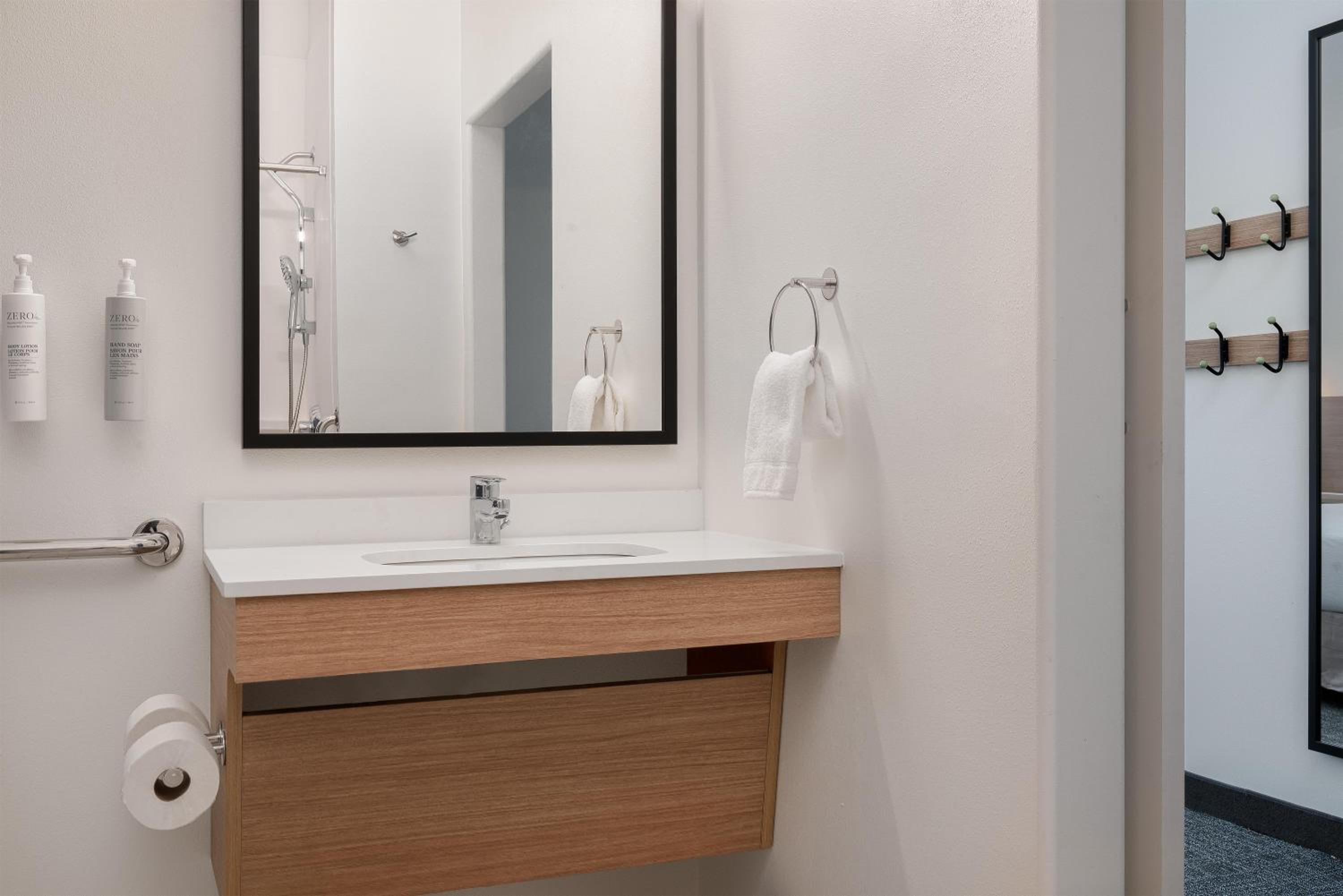 King Room with Transfer Shower - Mobility Access photo 1