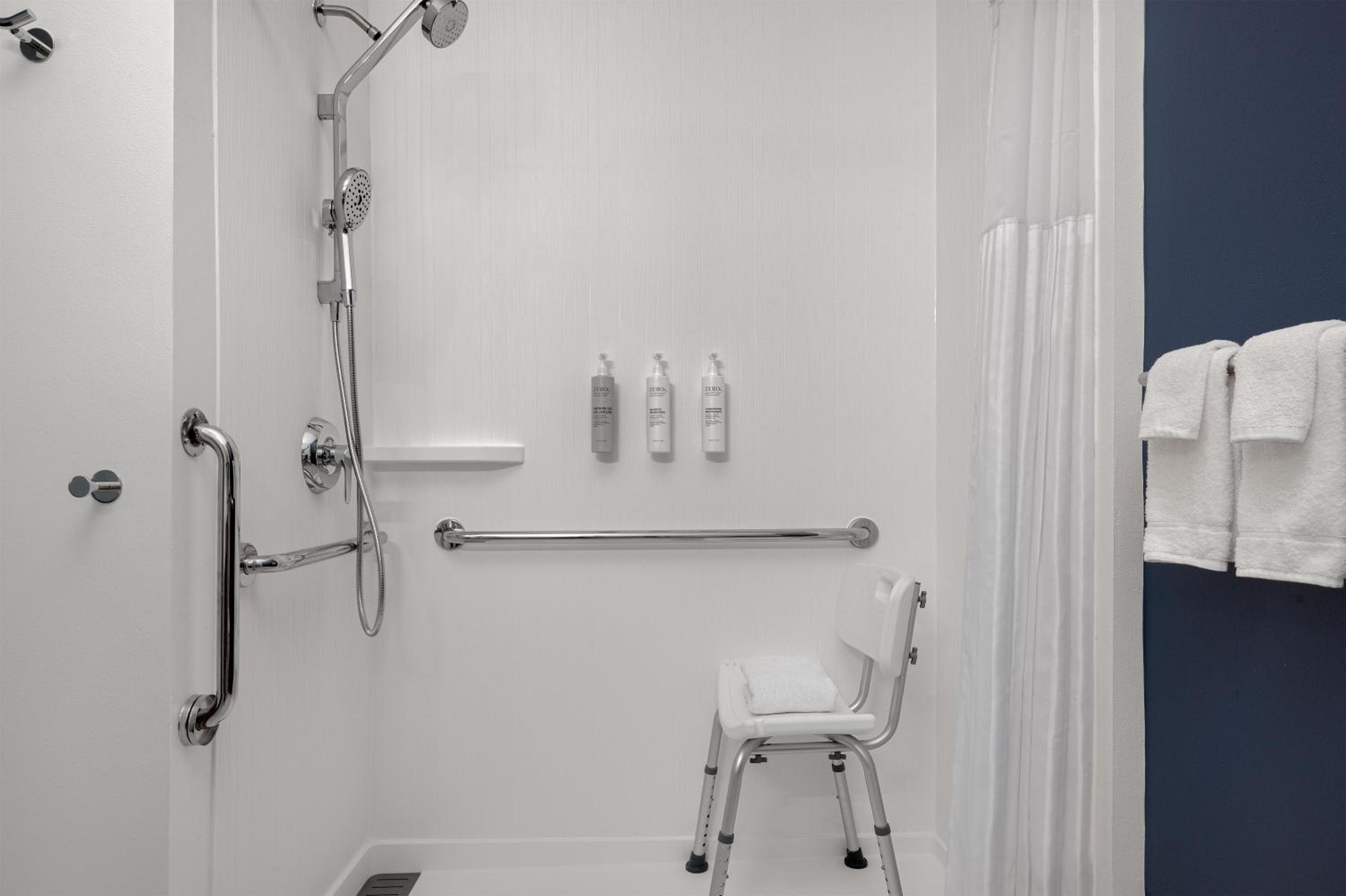 King Room with Transfer Shower - Mobility Access photo 3