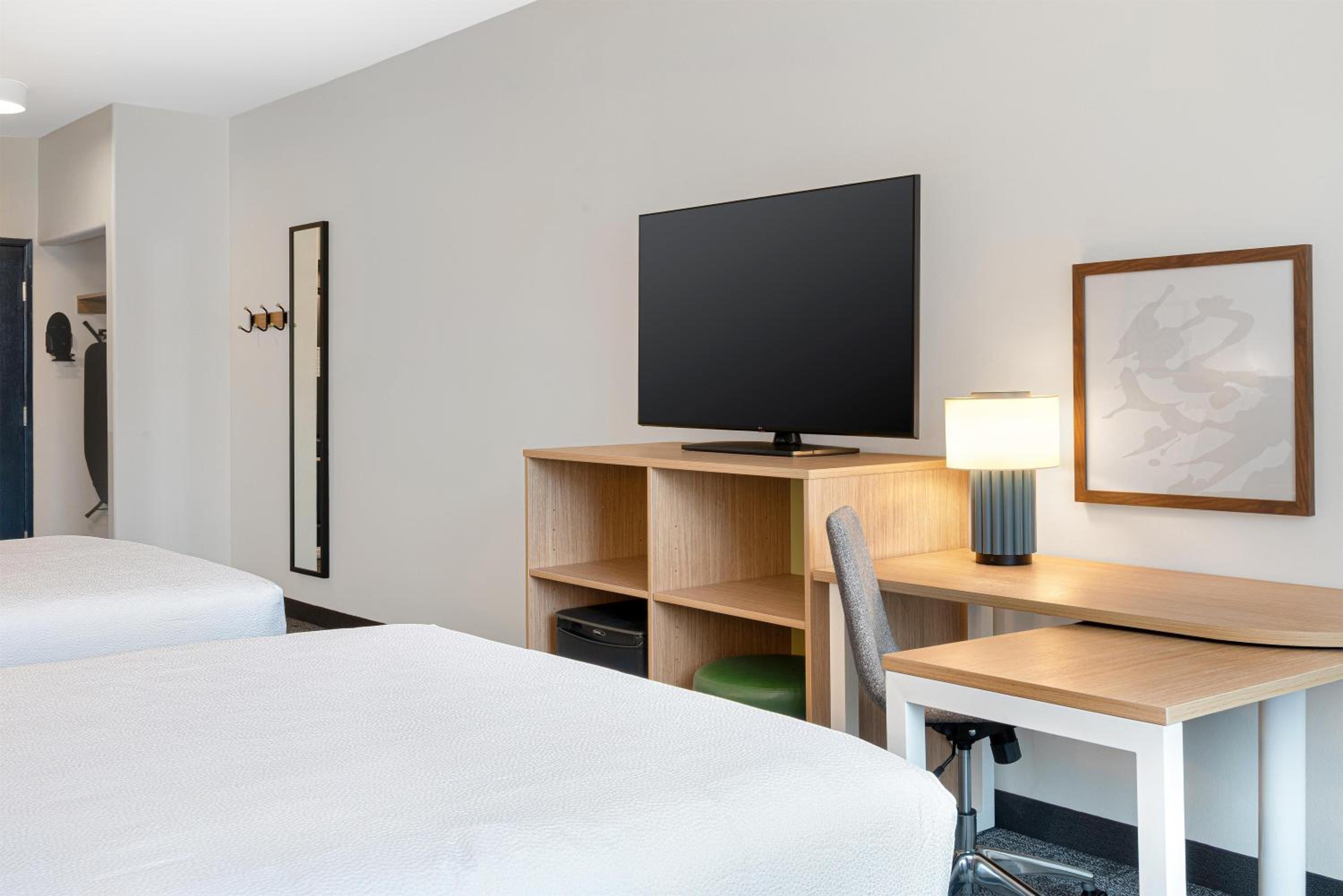 Queen Room with Two Queen Beds - Photo 2