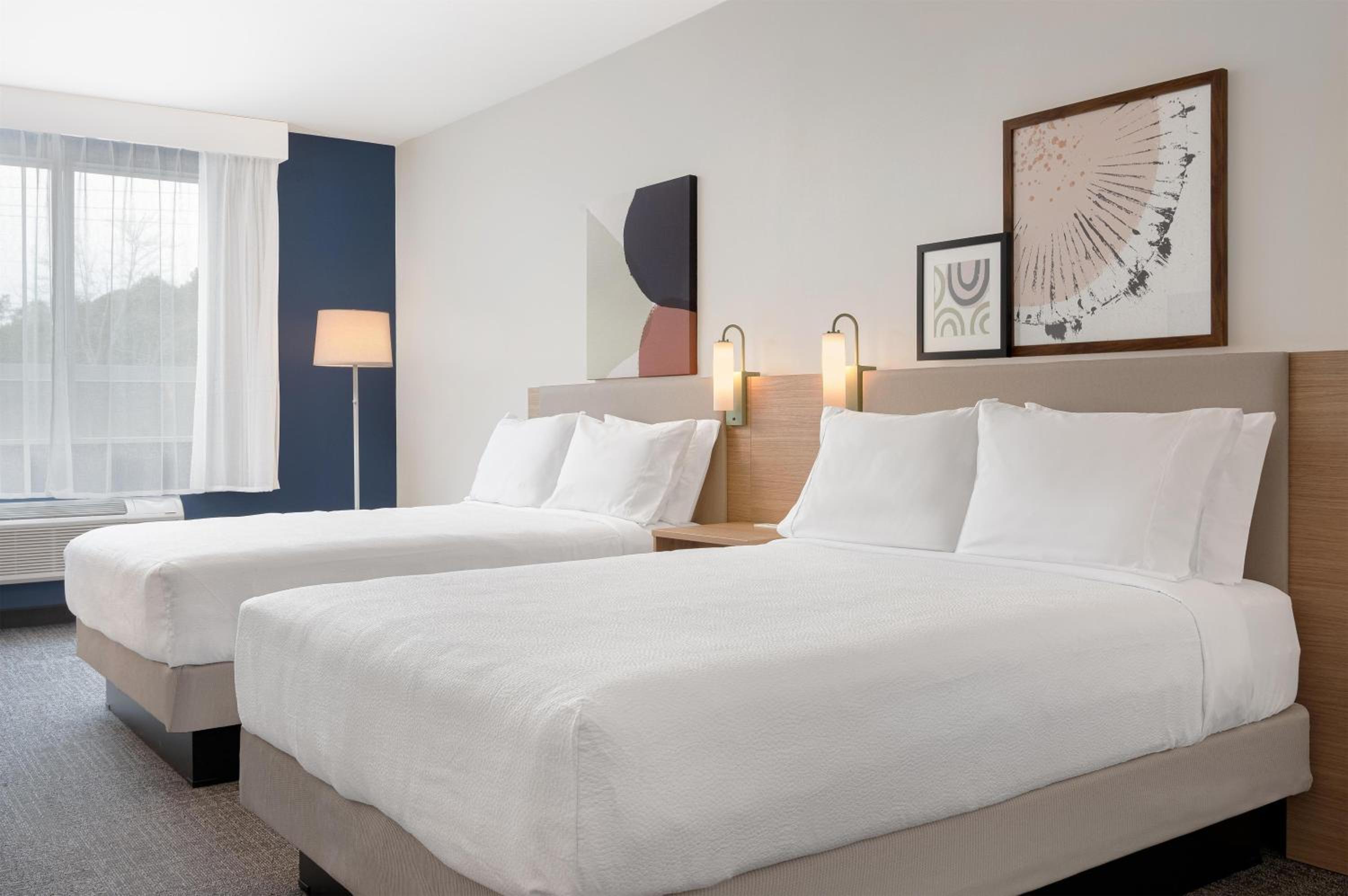 Queen Room with Two Queen Beds - Photo 3