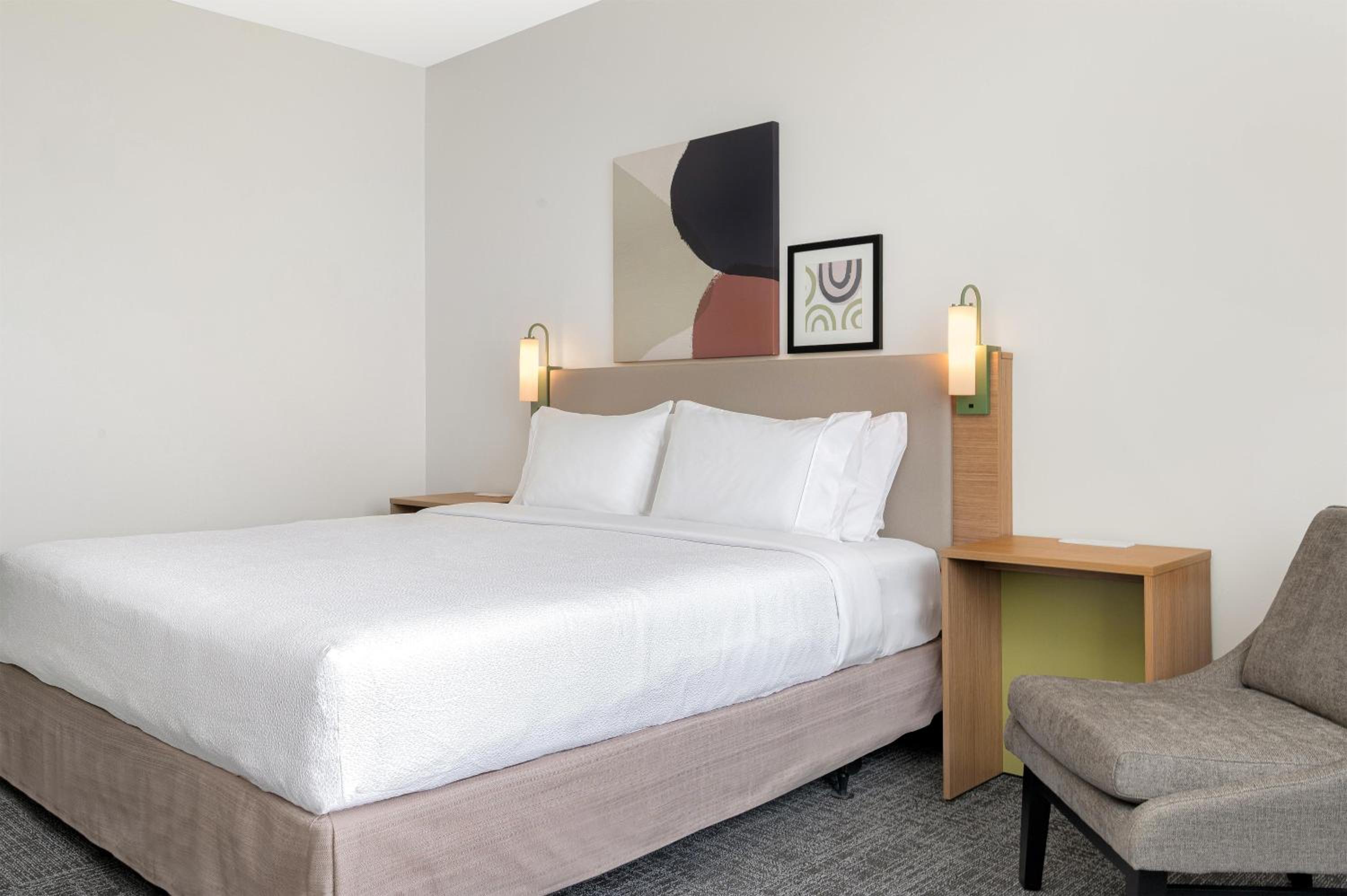 King Room with Transfer Shower - Mobility Access