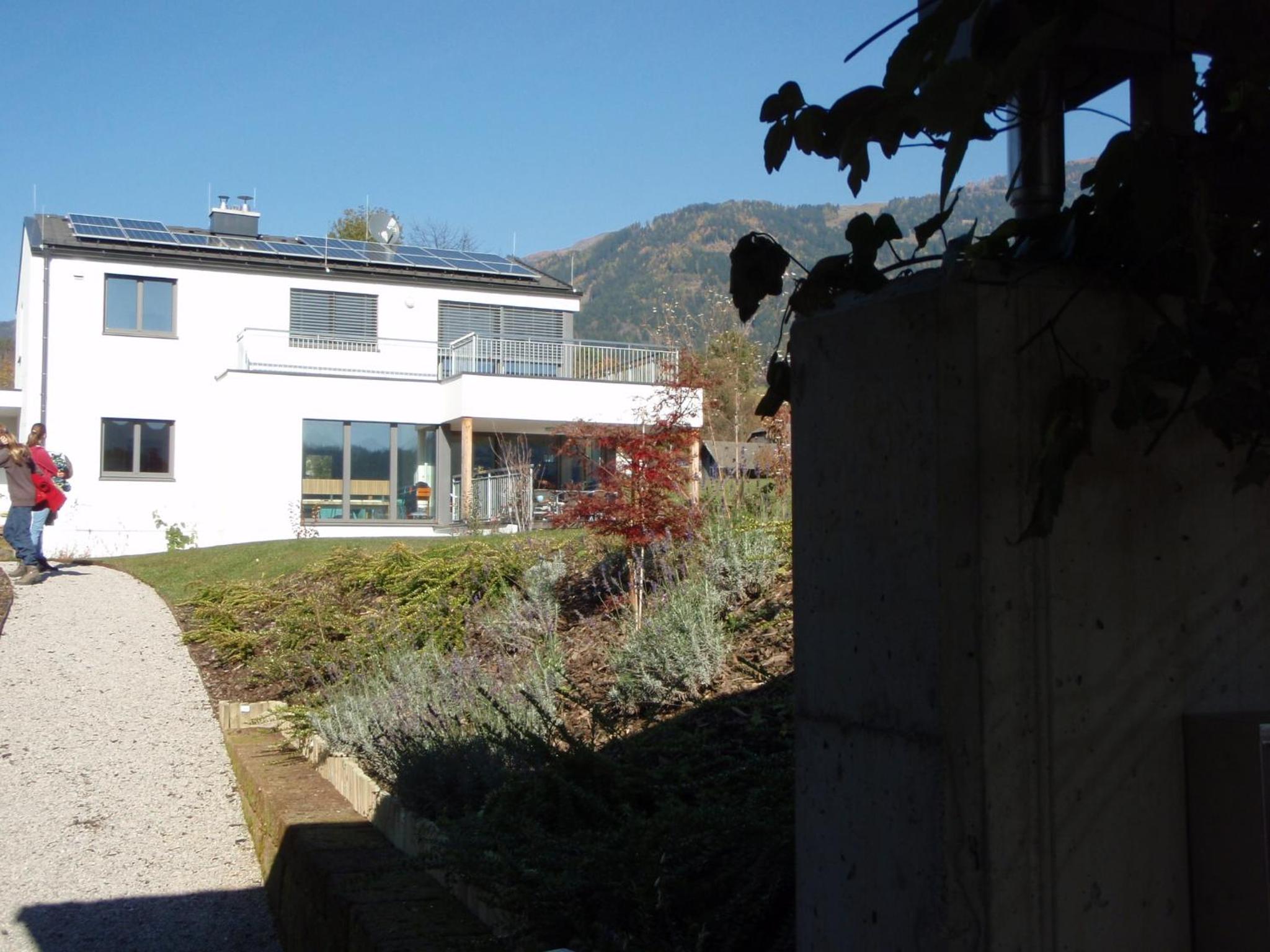 Five-Bedroom House photo 2