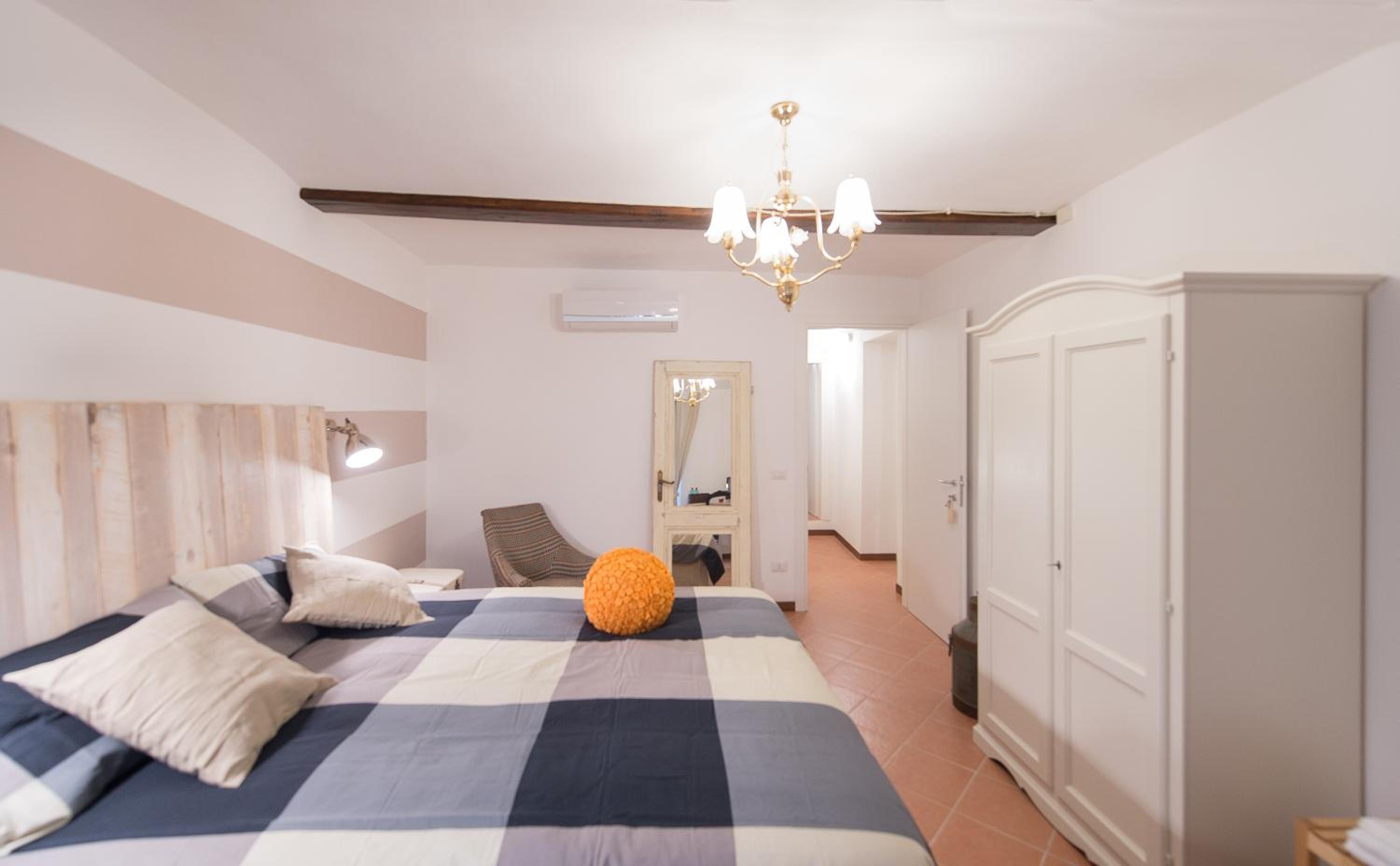 Standard King Room - Photo 2