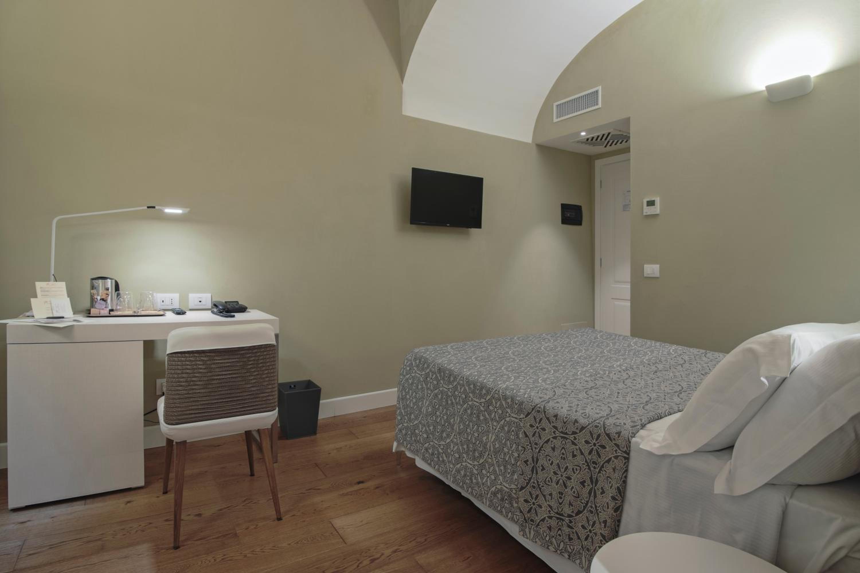 Budget Double Room - Photo 4