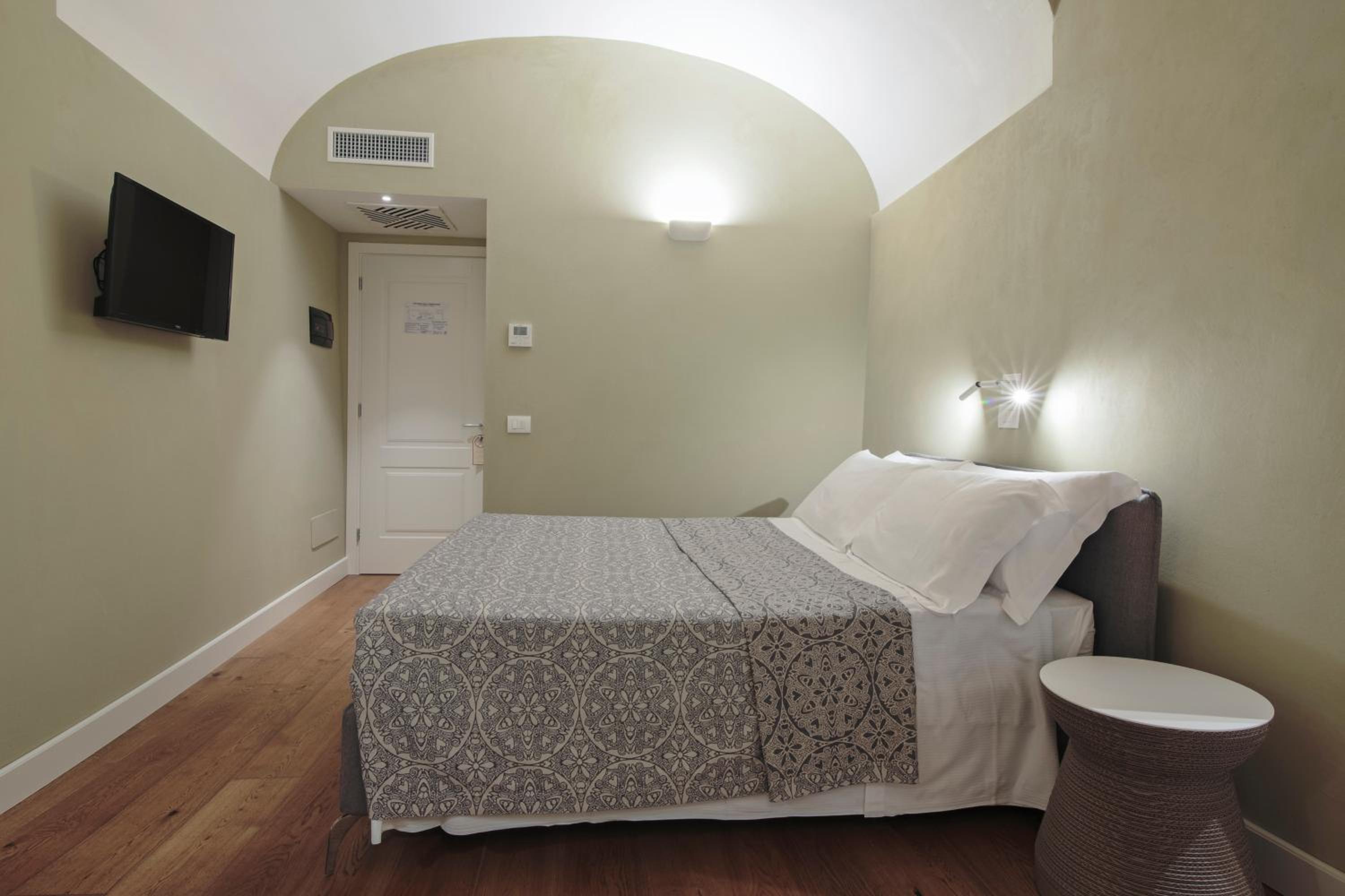 Budget Double Room - Photo 2