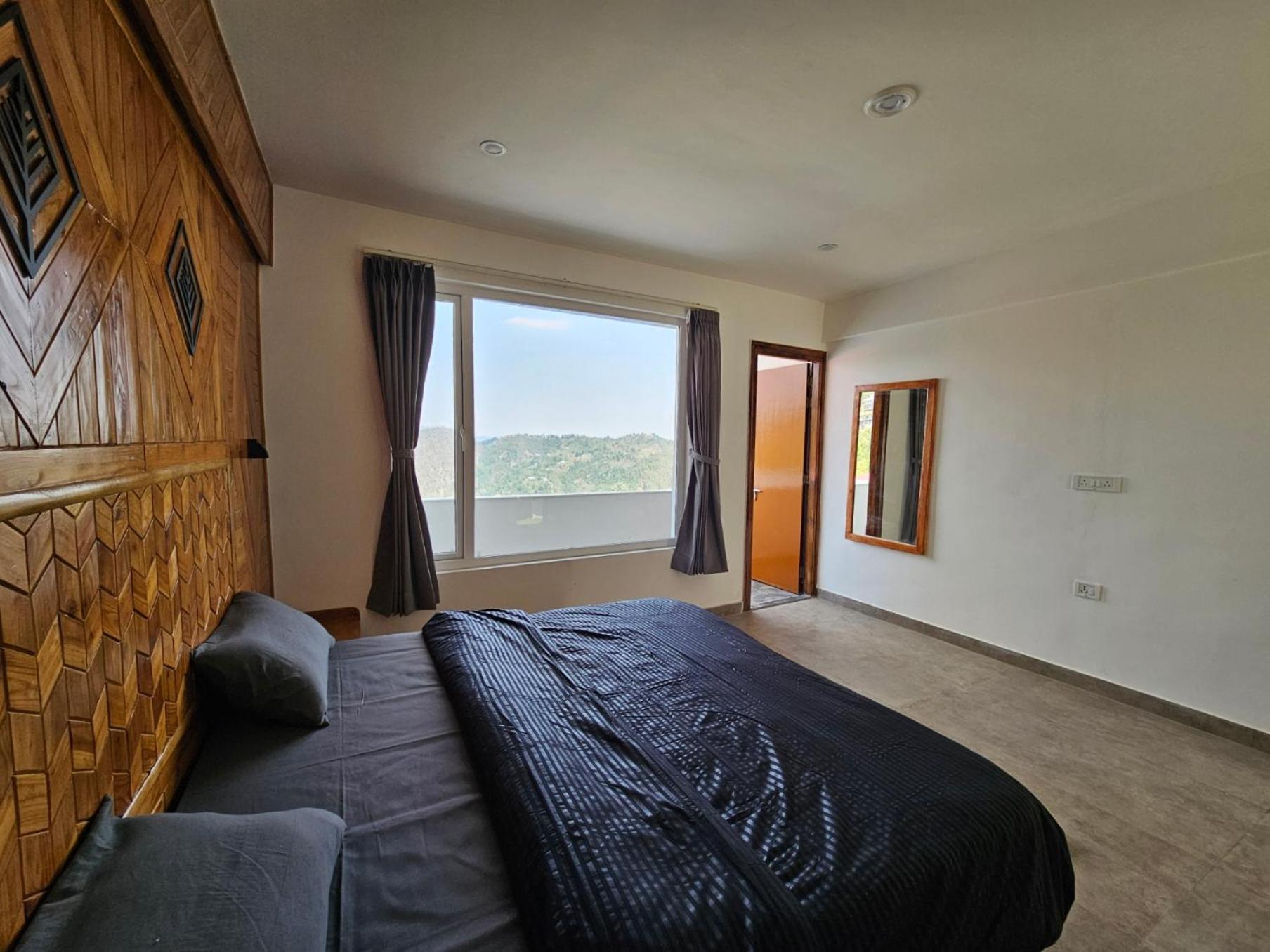 Deluxe Double Room with Balcony photo 1