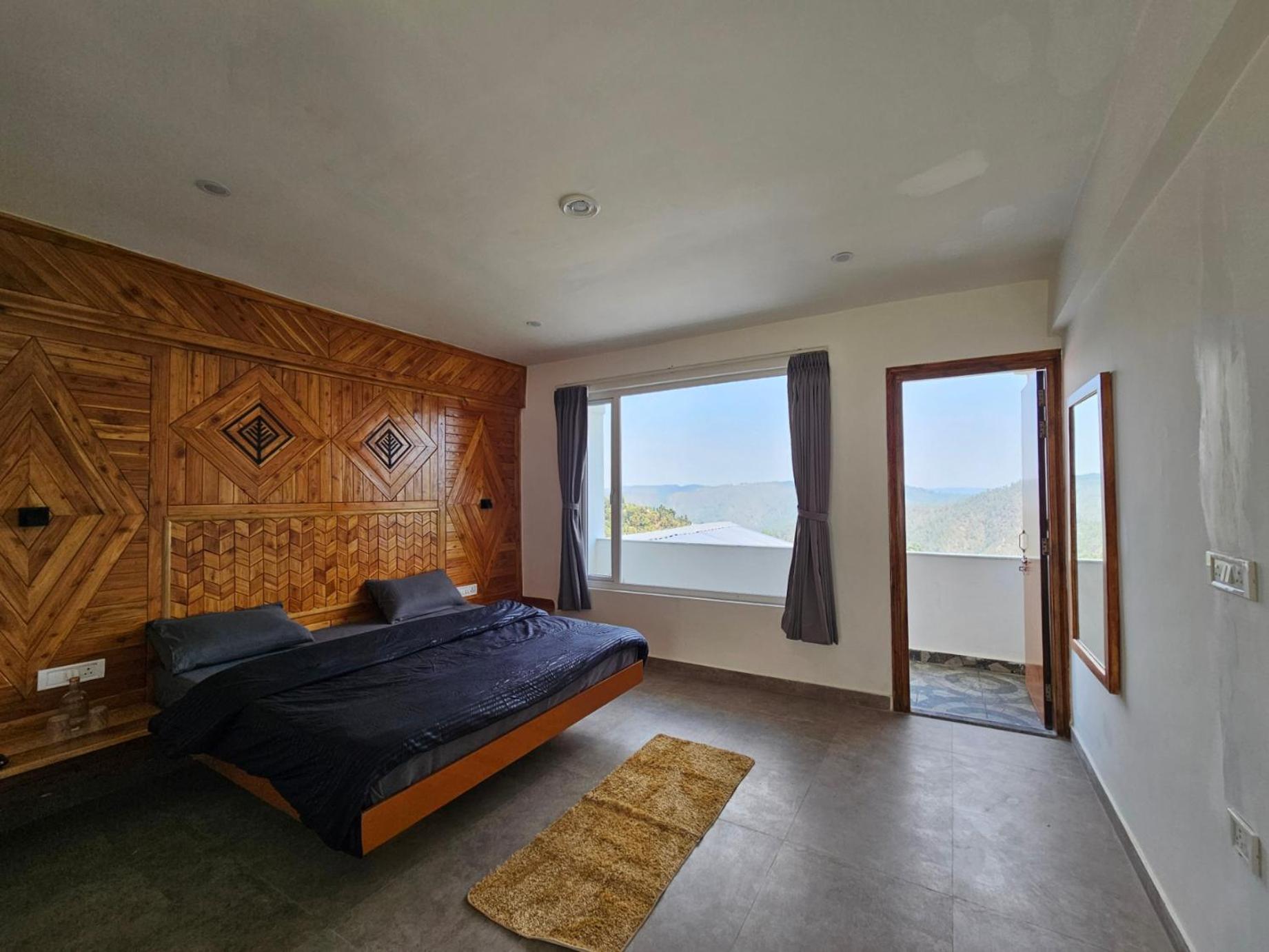 Deluxe Double Room with Balcony photo 2