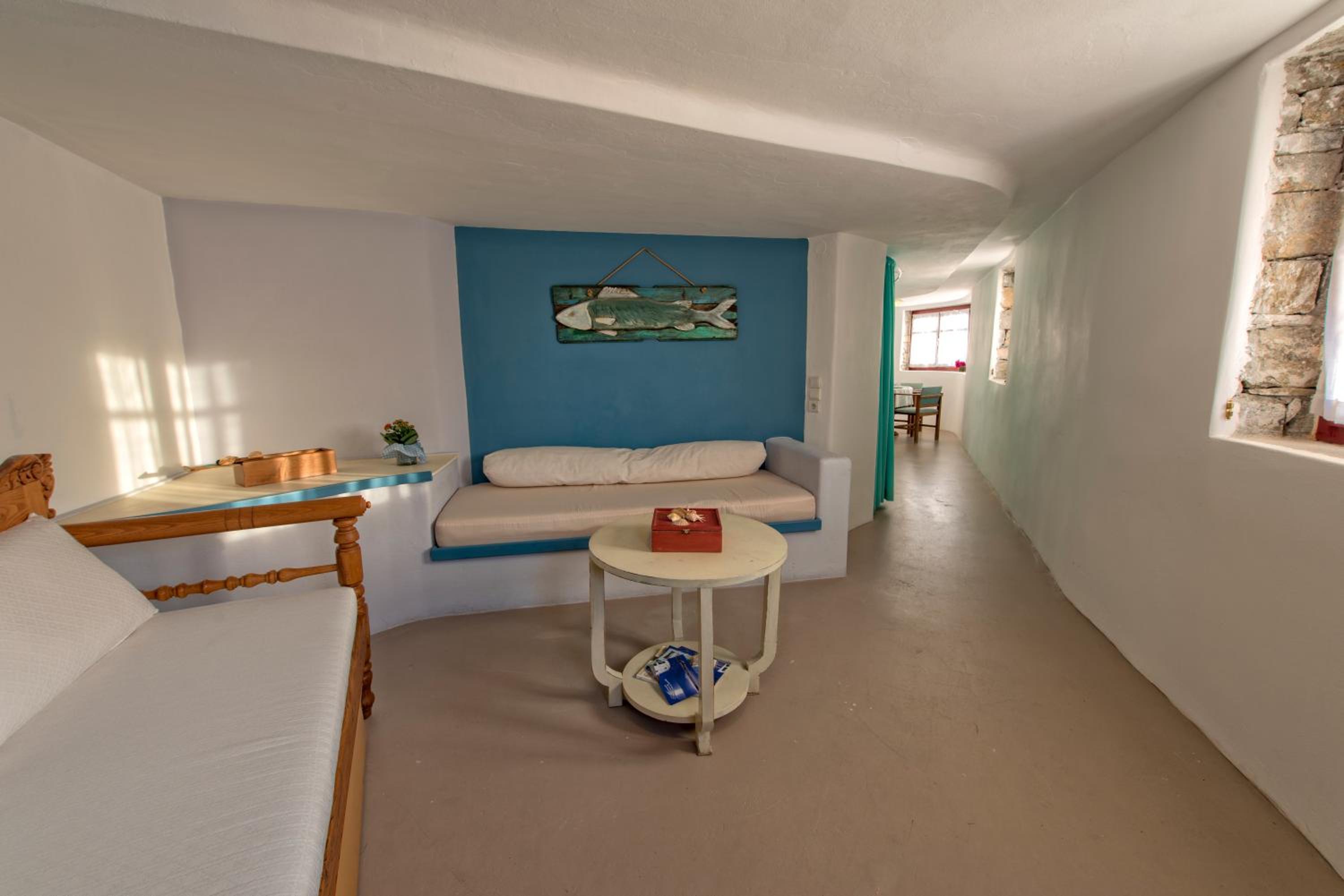 Large Family Room photo 3