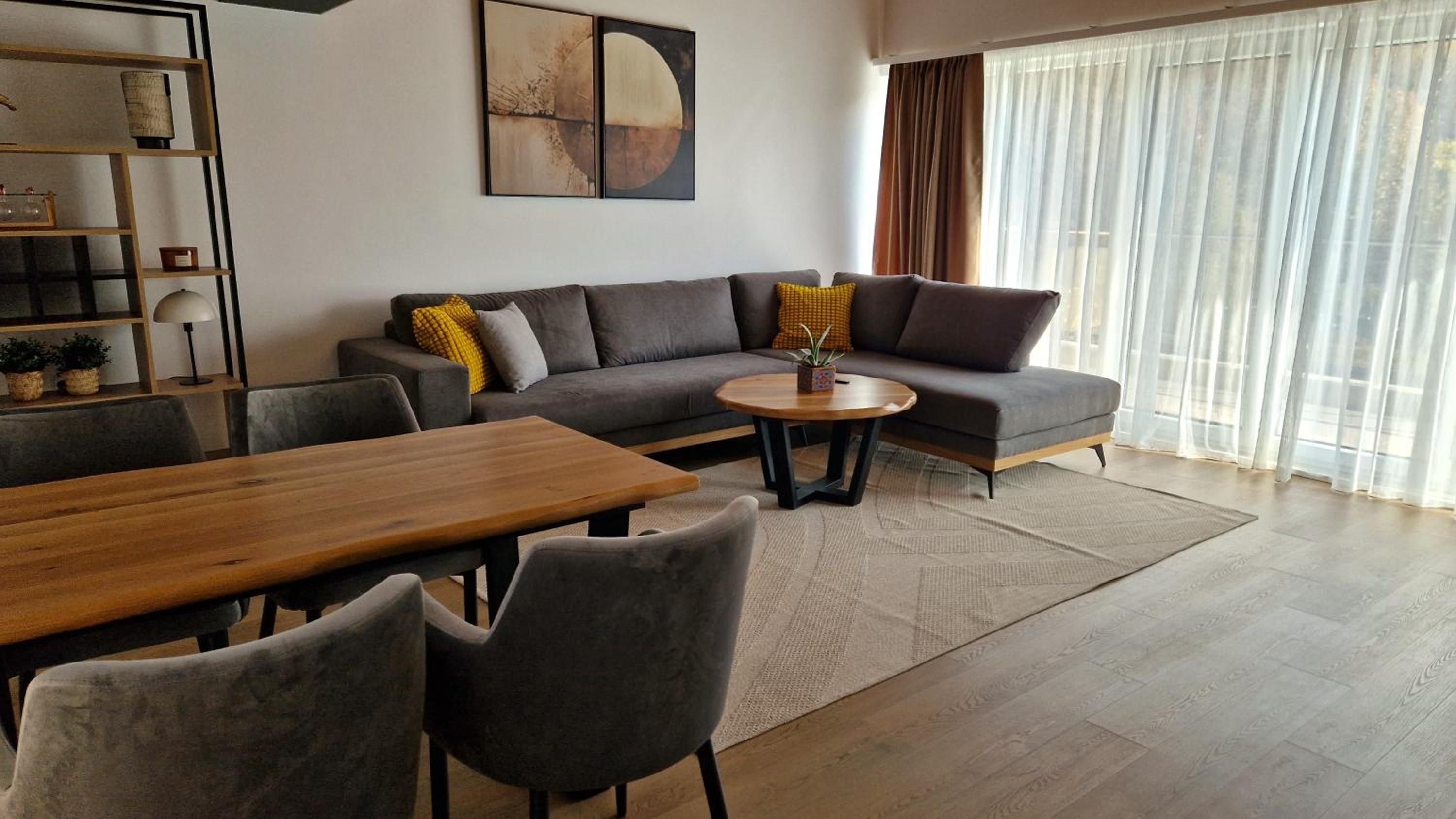 One-Bedroom Apartment with Lake View photo 1