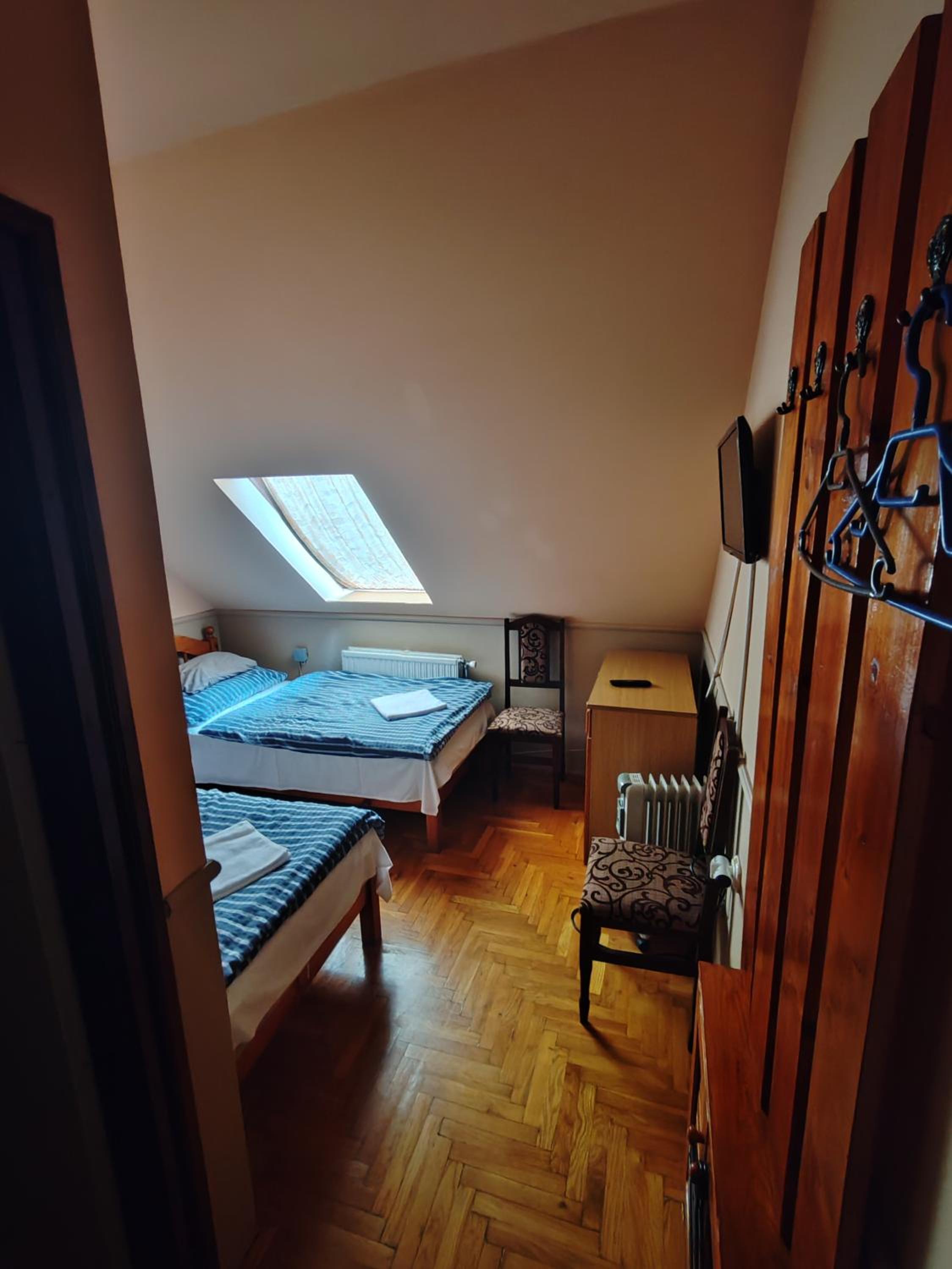 Economy Twin Room photo 2