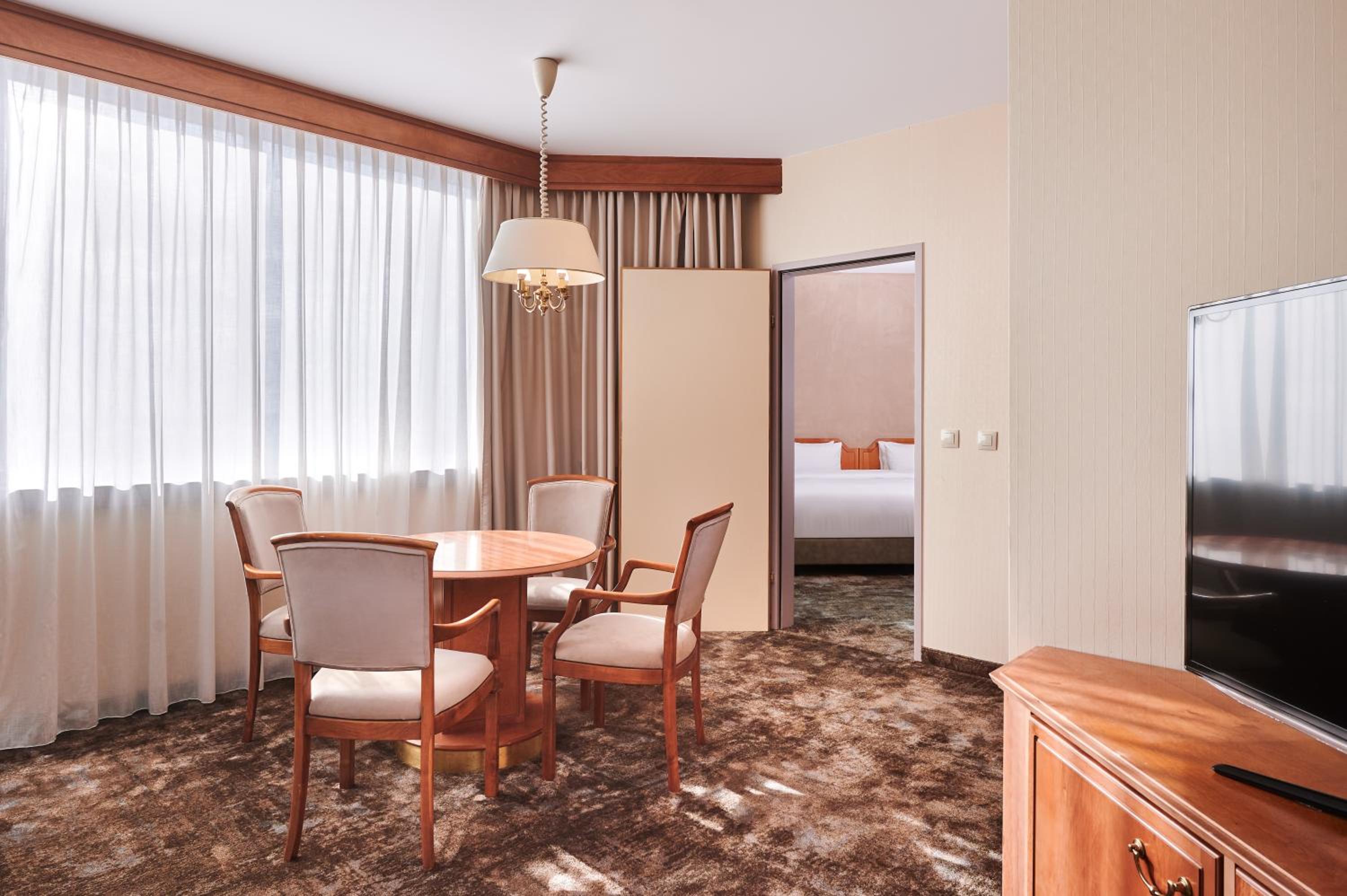 One-Bedroom Suite - Photo 2
