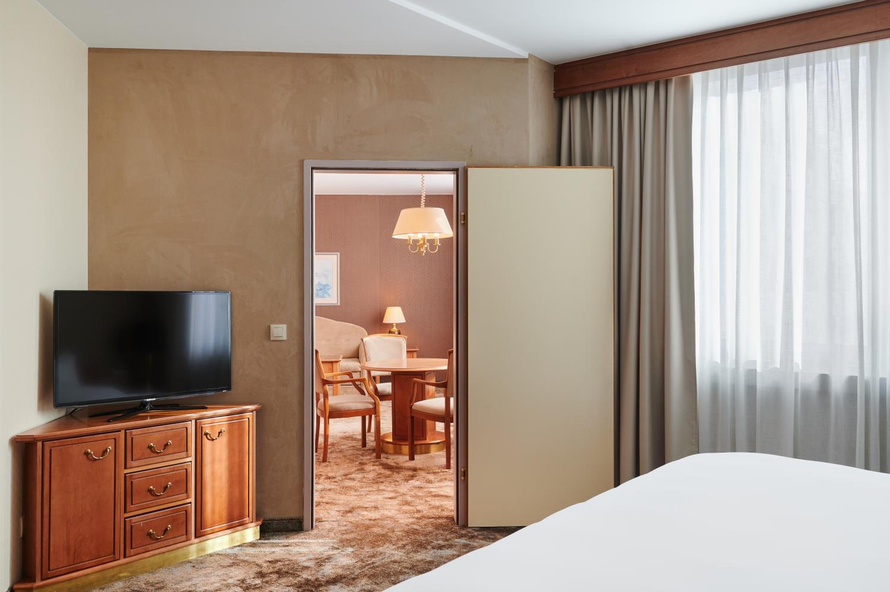 One-Bedroom Suite - Photo 3