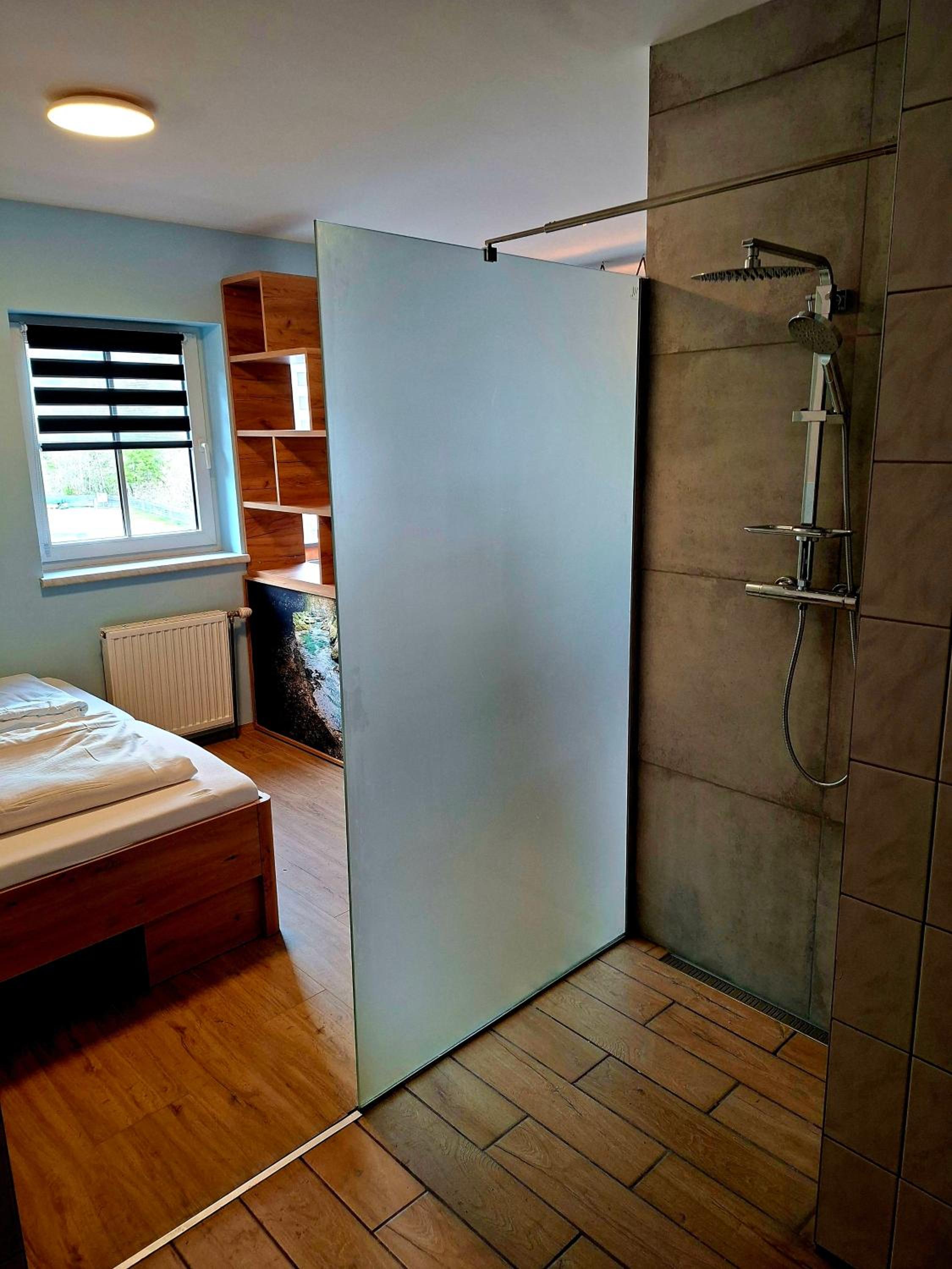 One-Bedroom Apartment with Balcony and Mountain View   photo 2