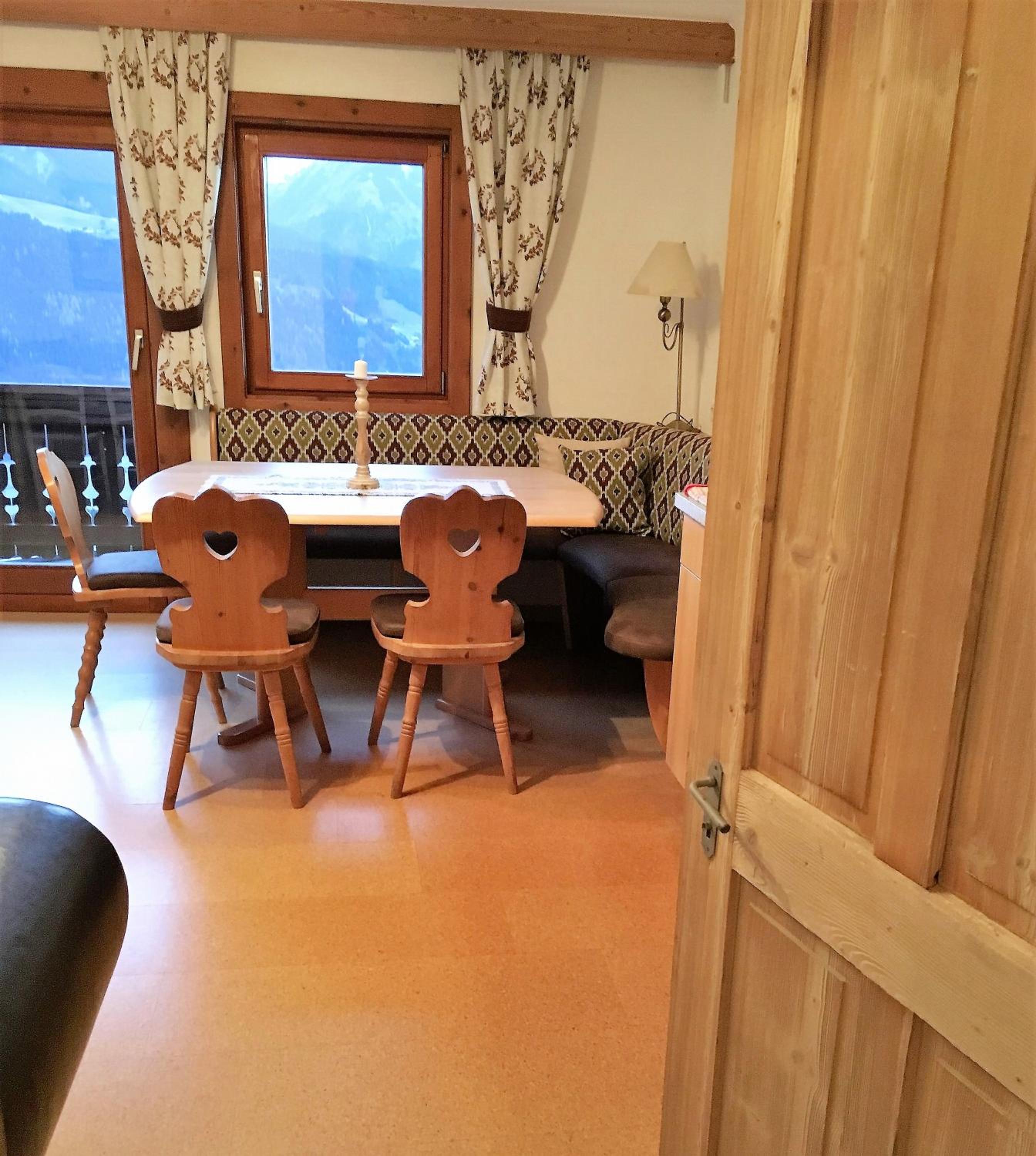 Four-Bedroom Apartment with Balcony  photo 3