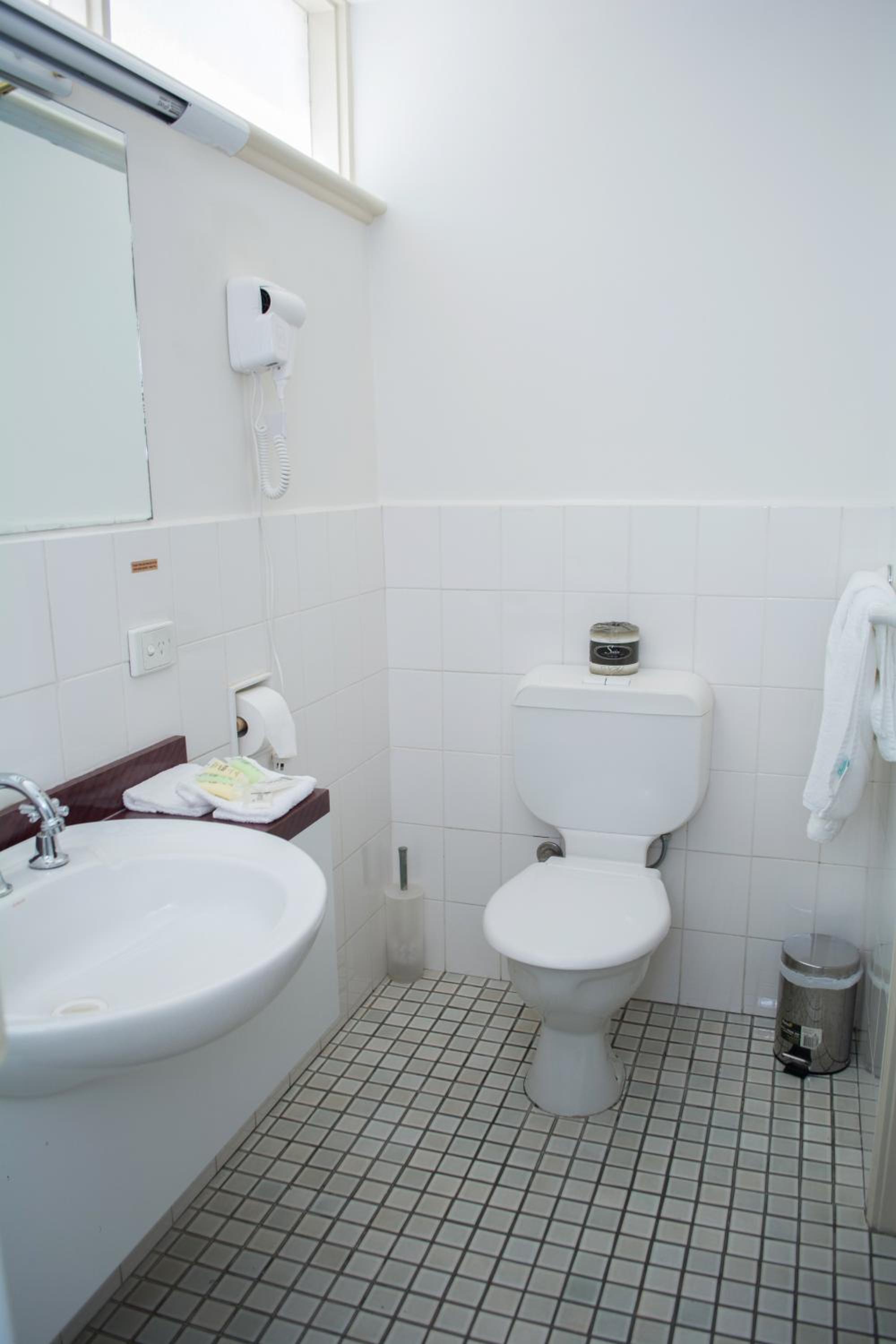 Standard Queen Room - Photo 6
