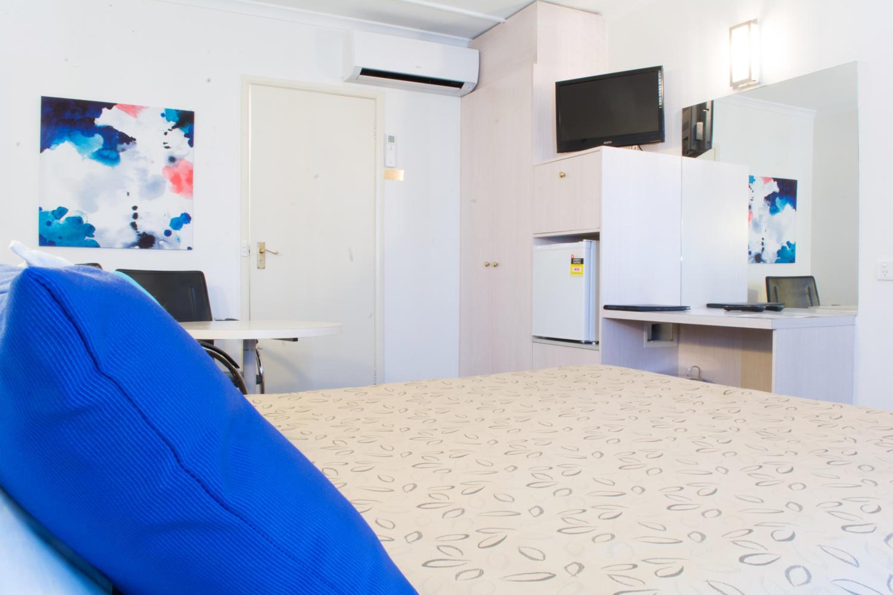 Standard Queen Room - Photo 7