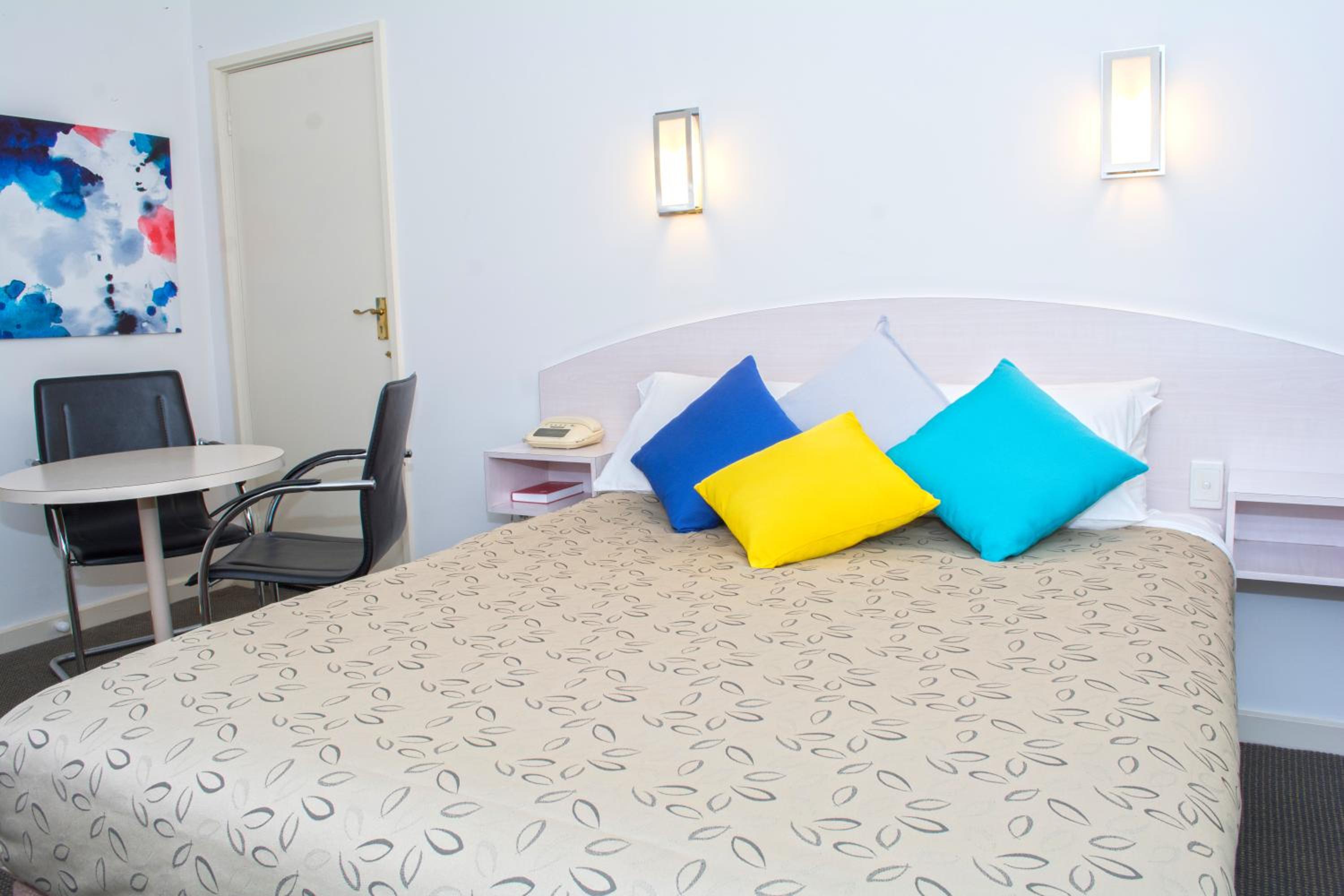 Standard Queen Room - Photo 9
