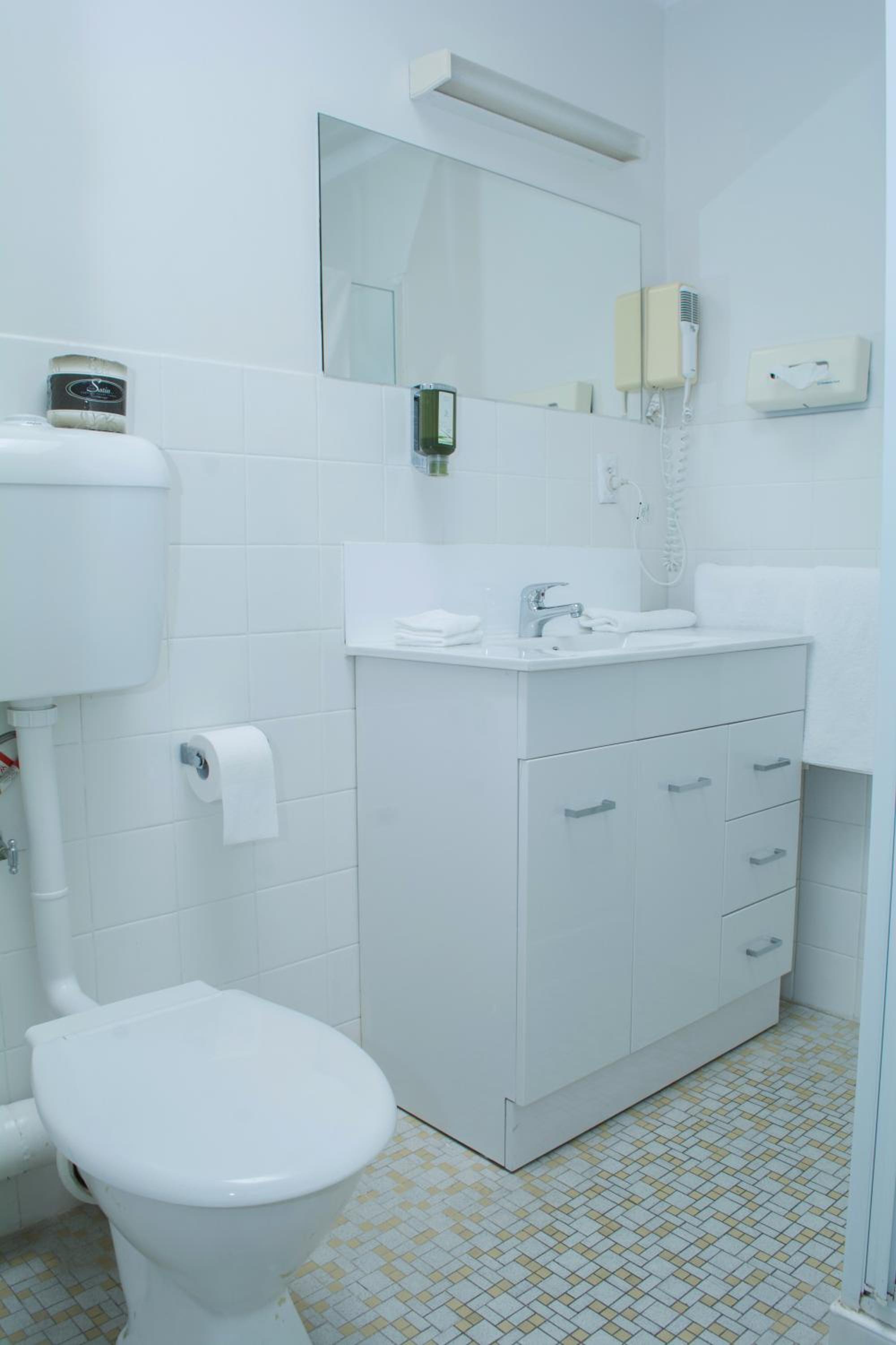 Standard Queen Room - Photo 12