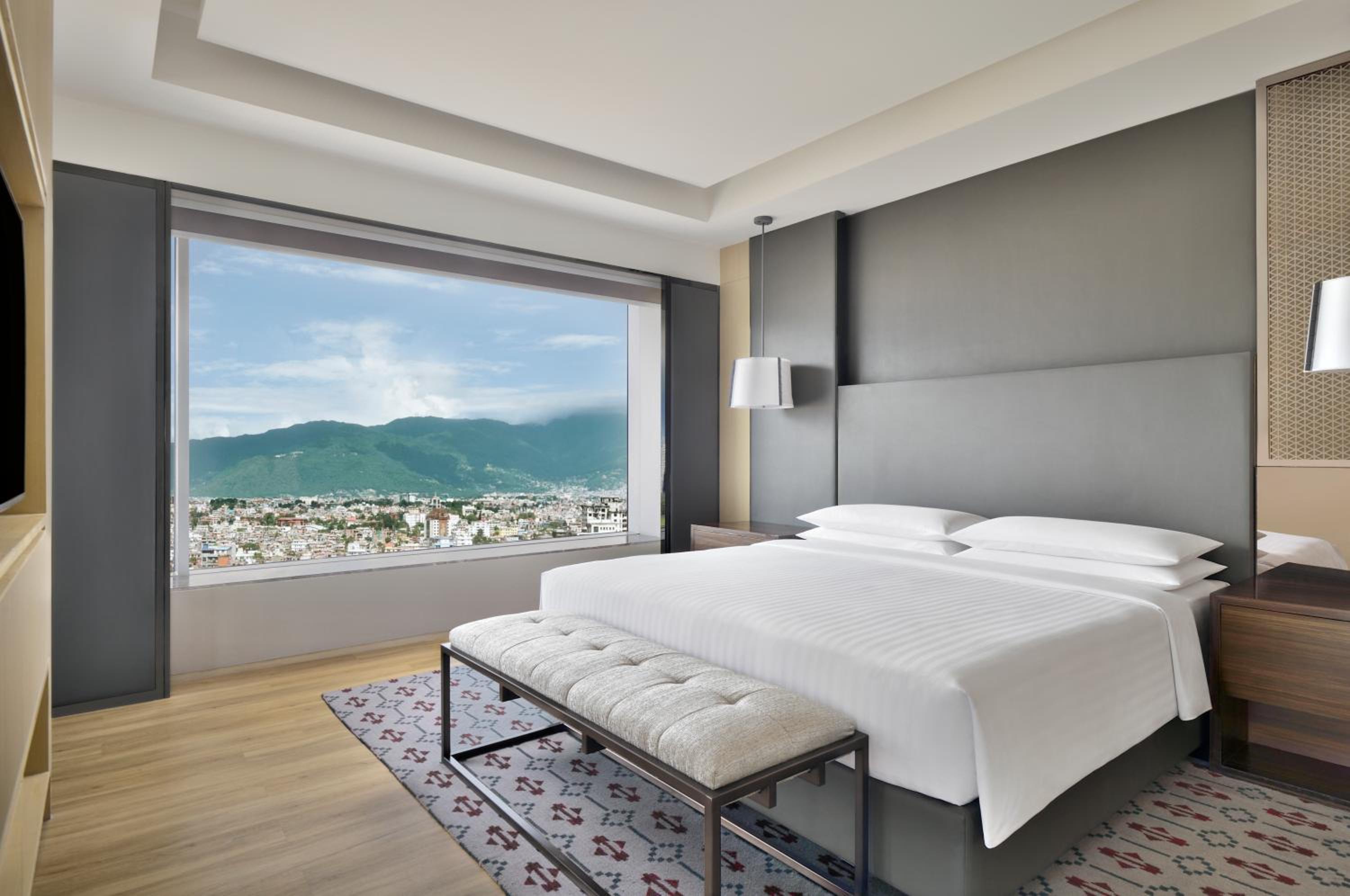 Presidential Suite with Club Lounge Access photo 2