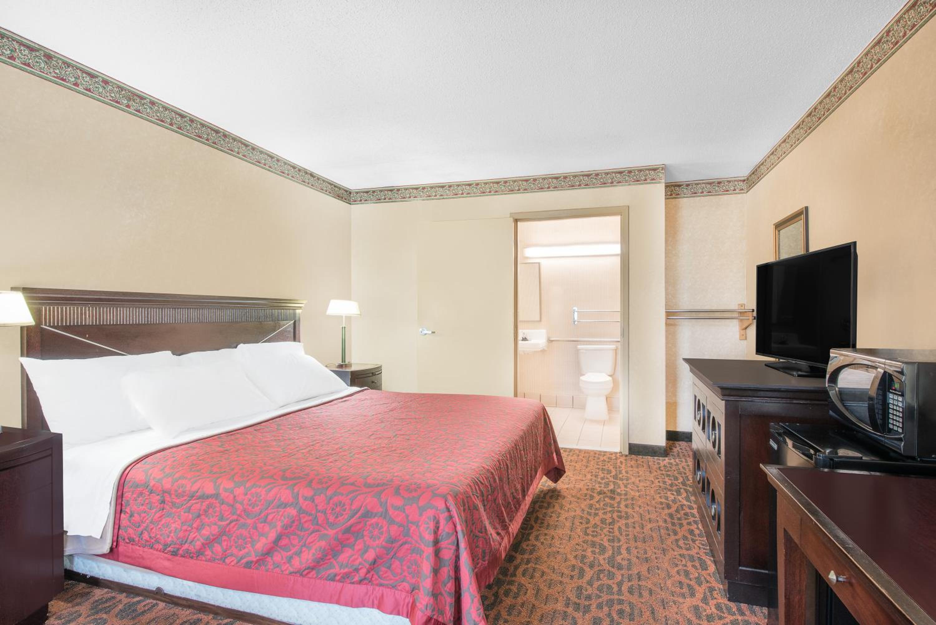 King Room with Roll-In Shower - Mobility Accessible/Non-Smoking - Photo 3
