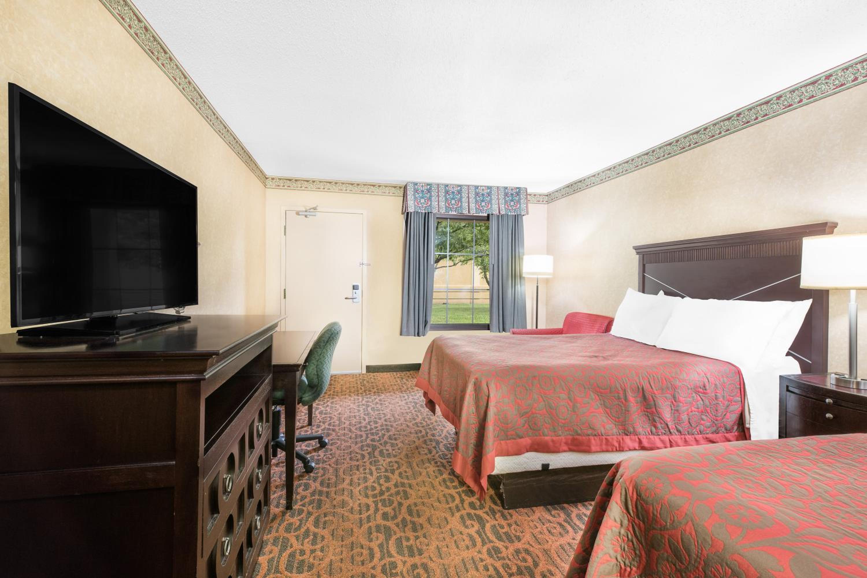 Double Room with Two Double Beds - Smoking - Photo 3