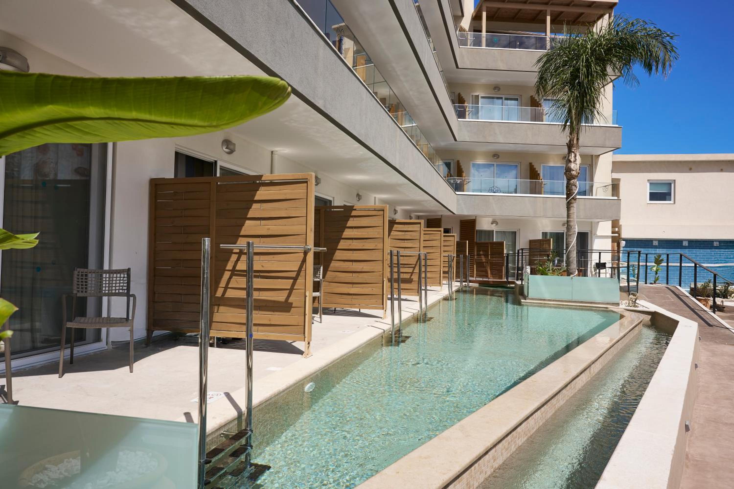 Premium Room Swim-Up photo 3