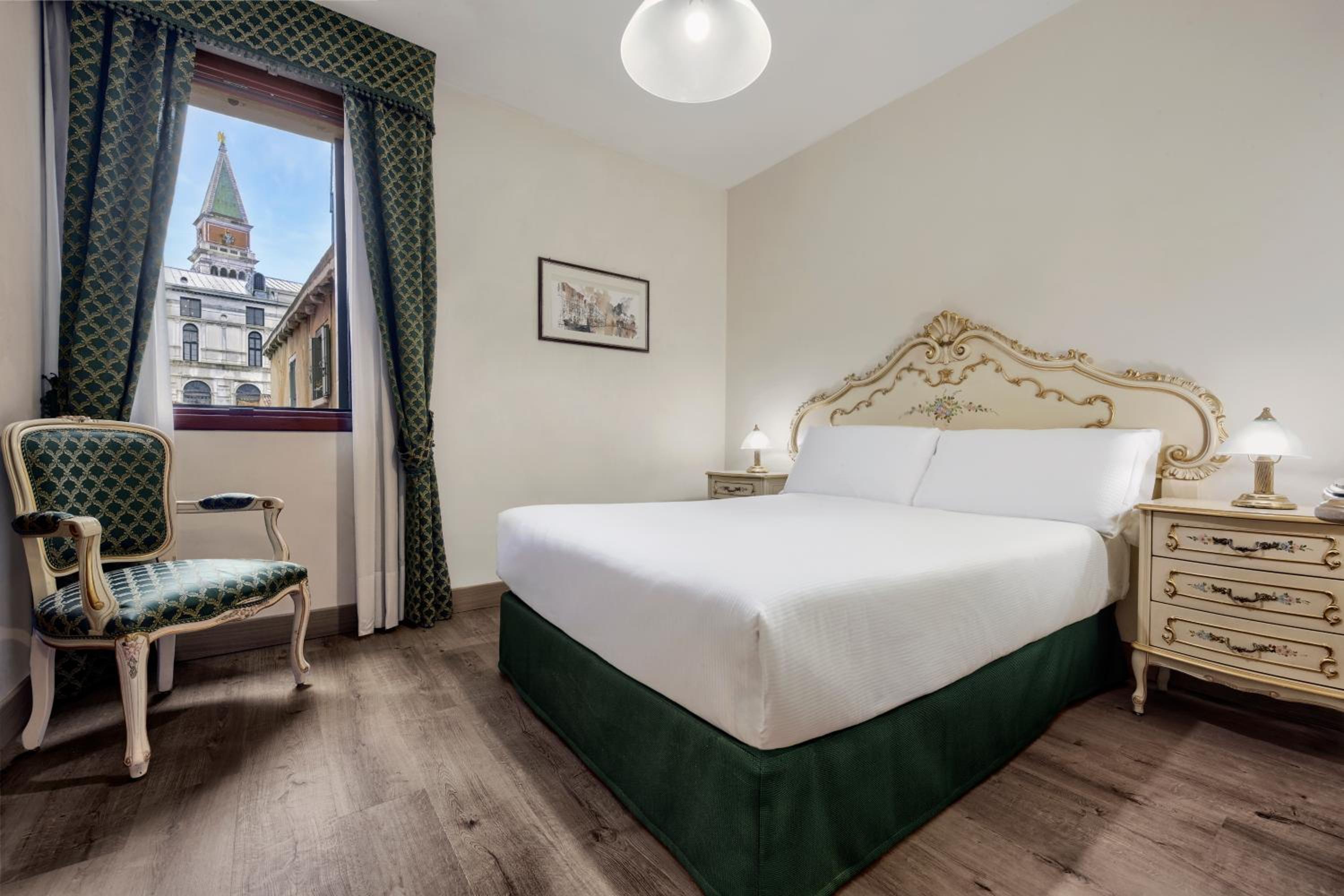 Double or Twin Room with City View photo 2