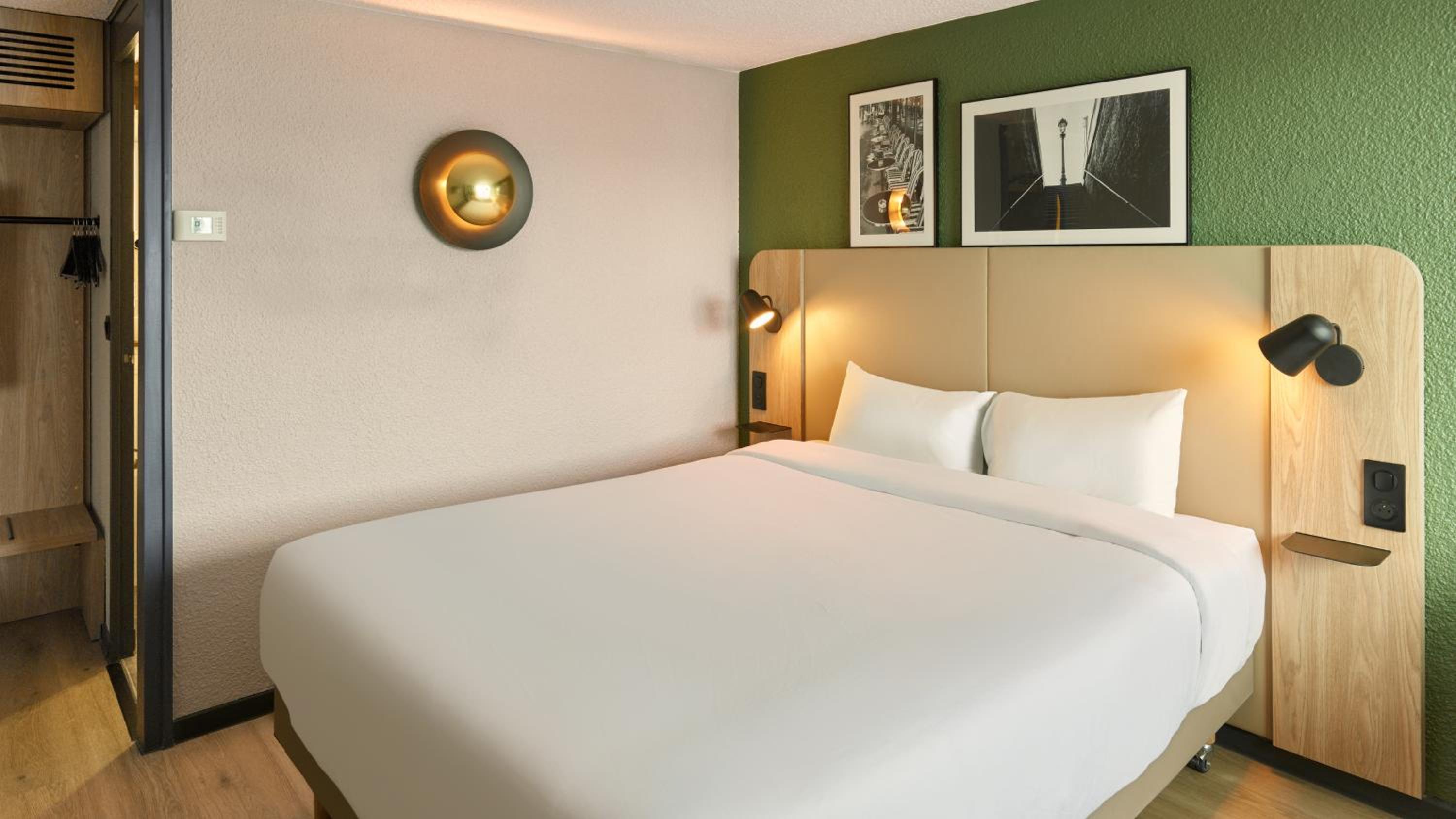 Standard Room - 1 Queen Bed photo 3